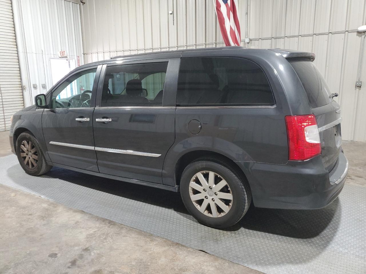 Photo 2 VIN: 2A4RR8DG3BR677369 - CHRYSLER TOWN & COUNTRY 