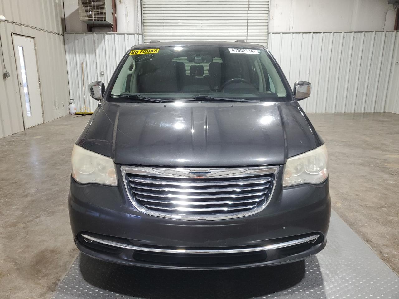 Photo 5 VIN: 2A4RR8DG3BR677369 - CHRYSLER TOWN & COUNTRY 