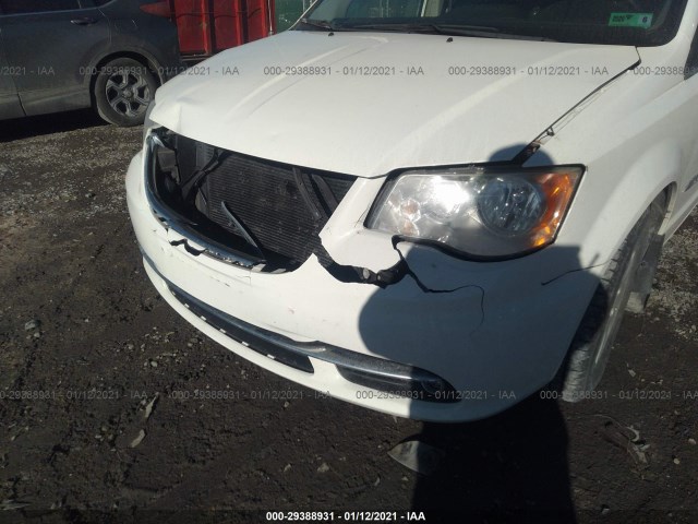 Photo 5 VIN: 2A4RR8DG4BR676912 - CHRYSLER TOWN & COUNTRY 