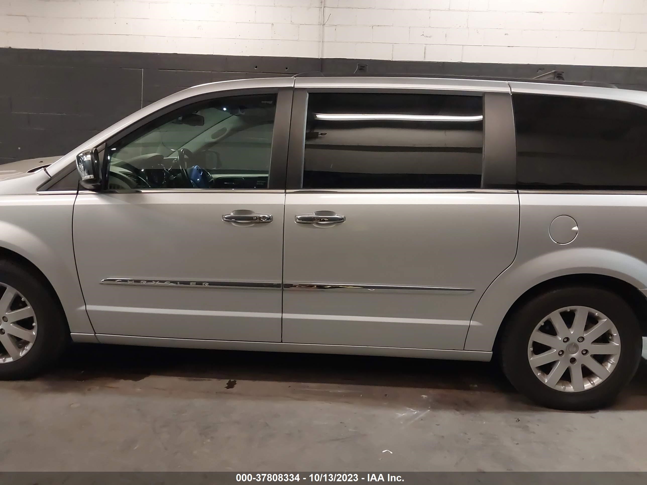 Photo 14 VIN: 2A4RR8DG7BR613755 - CHRYSLER TOWN & COUNTRY 