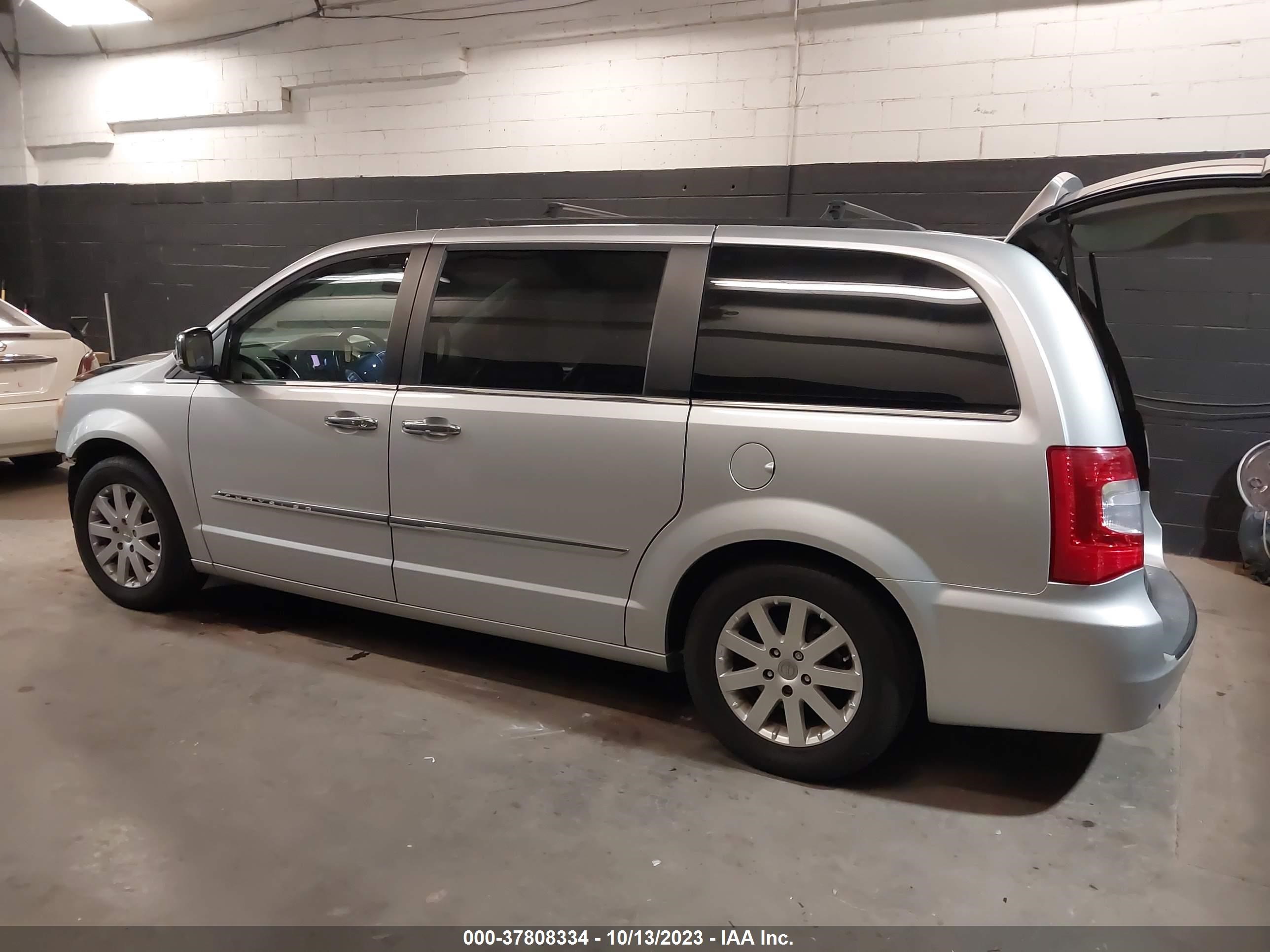 Photo 2 VIN: 2A4RR8DG7BR613755 - CHRYSLER TOWN & COUNTRY 