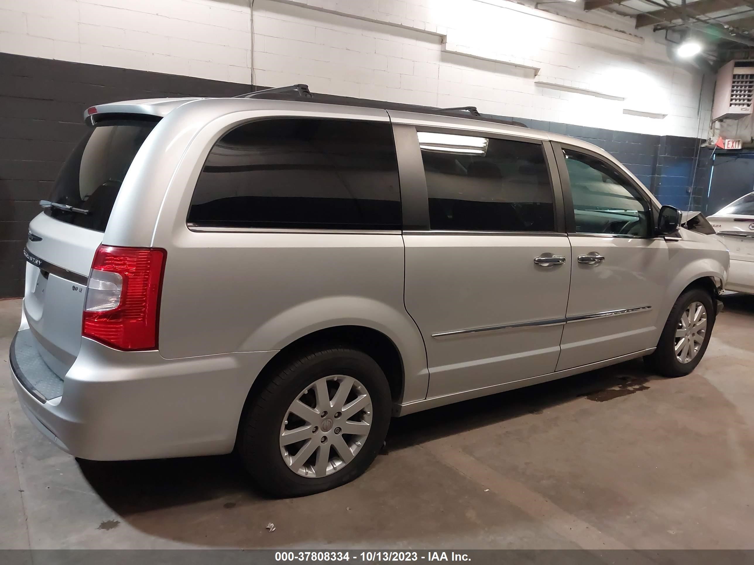 Photo 3 VIN: 2A4RR8DG7BR613755 - CHRYSLER TOWN & COUNTRY 