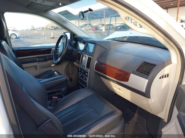 Photo 4 VIN: 2A4RR8DX2AR377076 - CHRYSLER TOWN & COUNTRY 