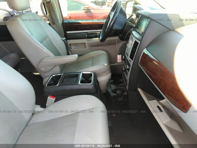 Photo 4 VIN: 2A4RR8DX5AR449677 - CHRYSLER TOWN & COUNTRY 