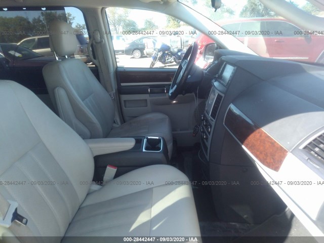 Photo 4 VIN: 2A4RR8DX7AR479988 - CHRYSLER TOWN & COUNTRY 