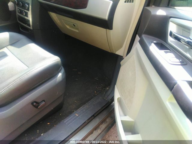 Photo 4 VIN: 2A4RR8DX9AR403866 - CHRYSLER TOWN & COUNTRY 