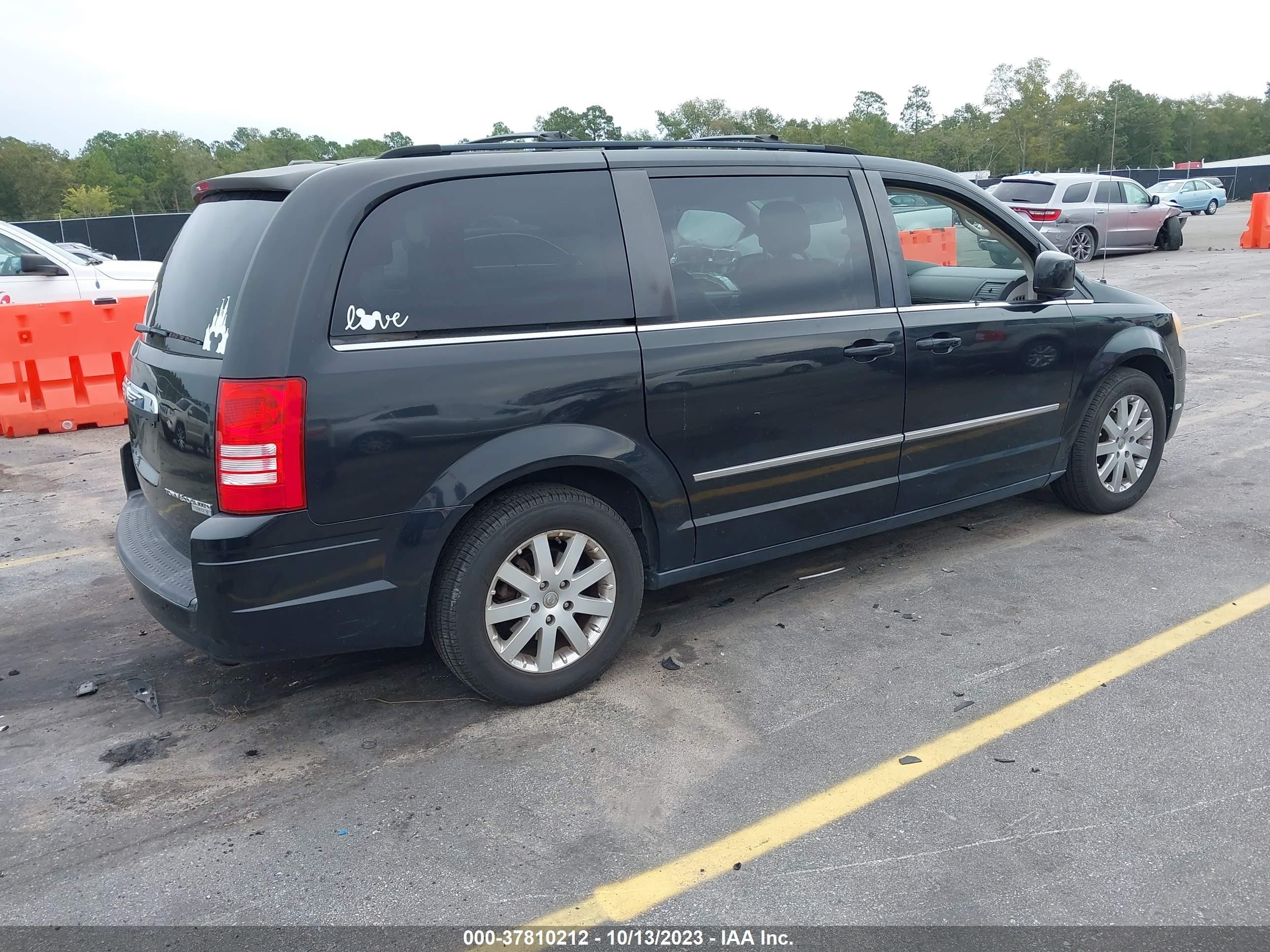 Photo 3 VIN: 2A4RR8DXXAR320415 - CHRYSLER TOWN & COUNTRY 