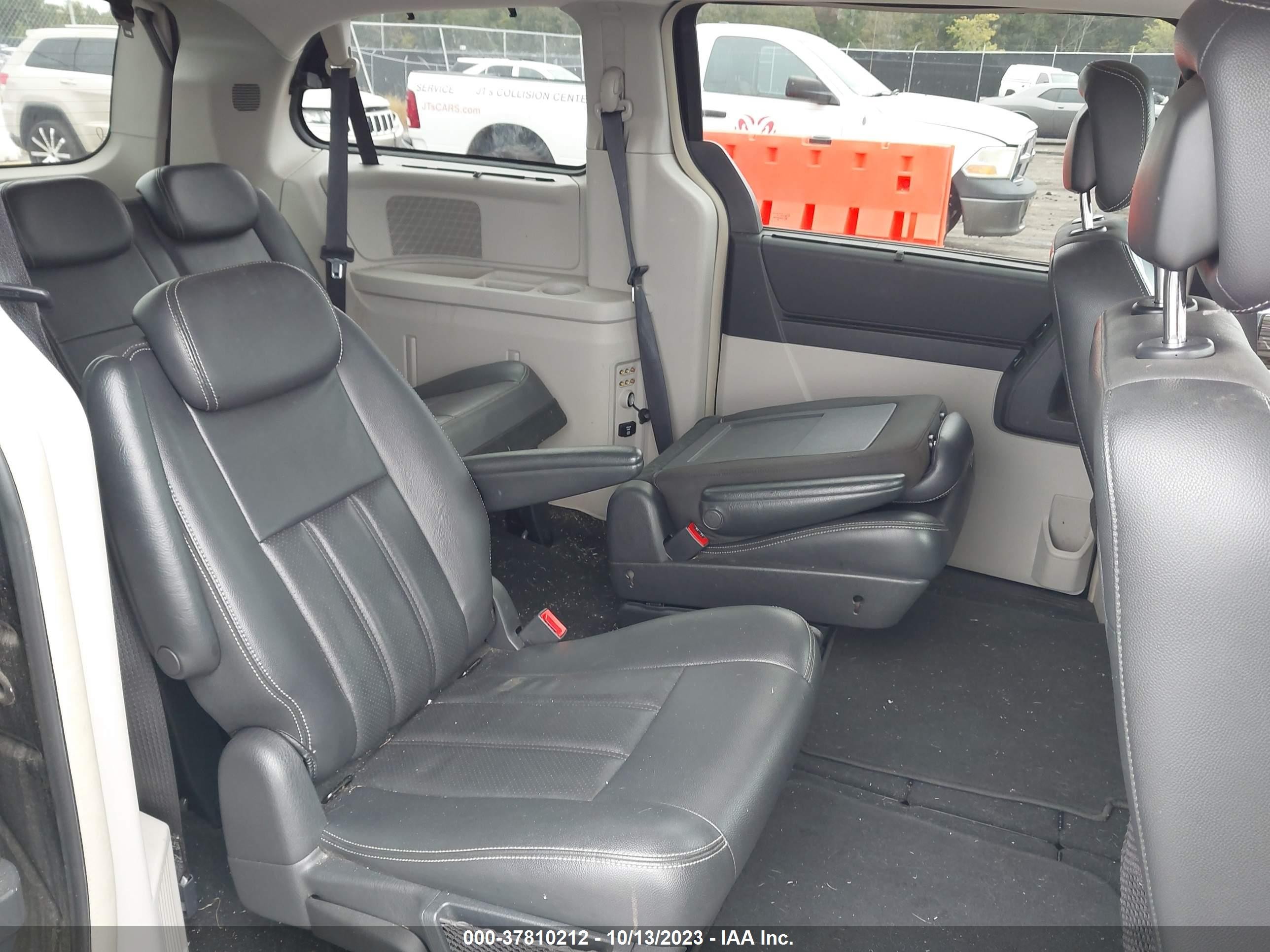 Photo 7 VIN: 2A4RR8DXXAR320415 - CHRYSLER TOWN & COUNTRY 