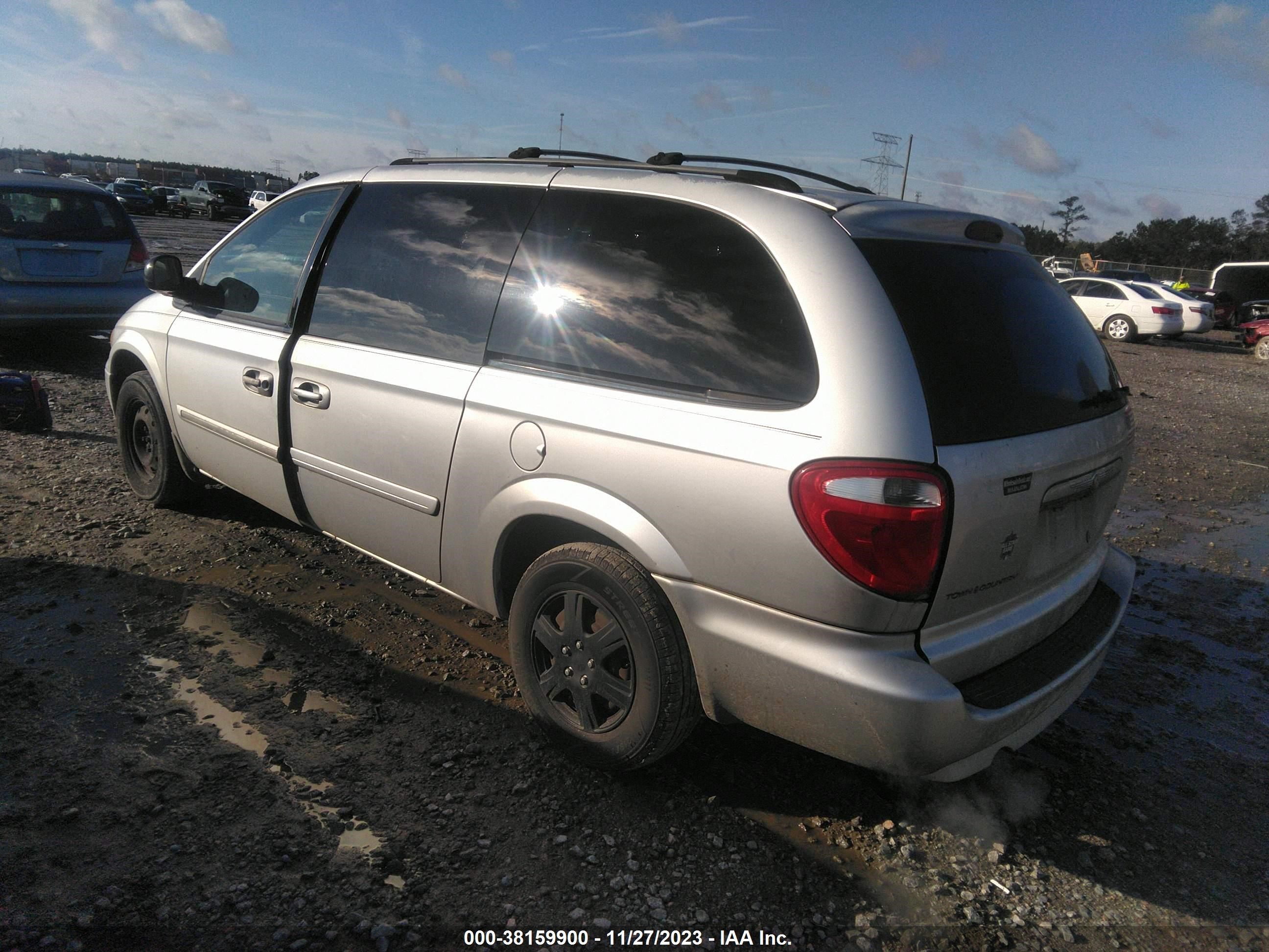 Photo 2 VIN: 2A8GP44R17R307339 - CHRYSLER TOWN & COUNTRY 