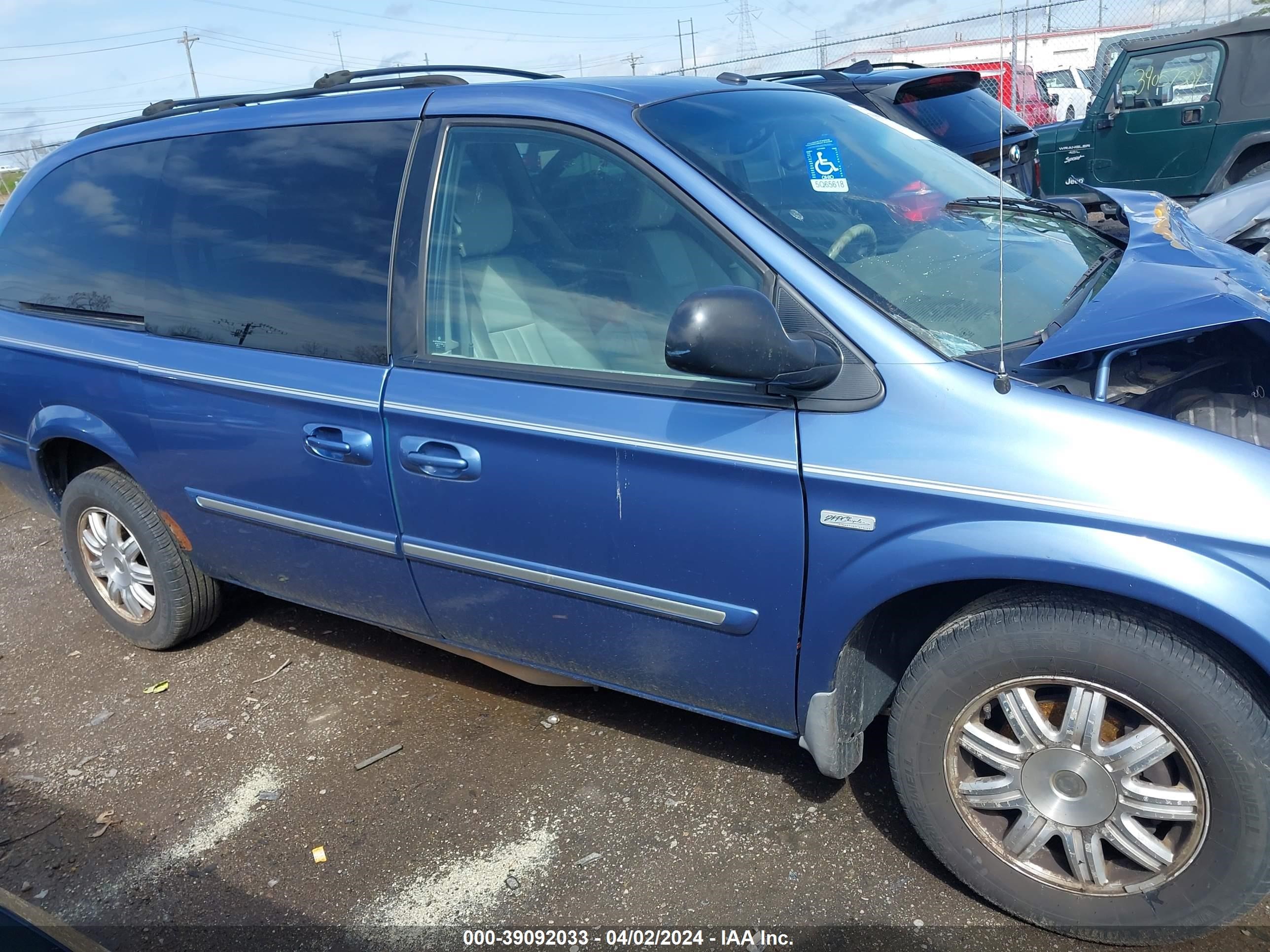 Photo 13 VIN: 2A8GP54L17R222325 - CHRYSLER TOWN & COUNTRY 