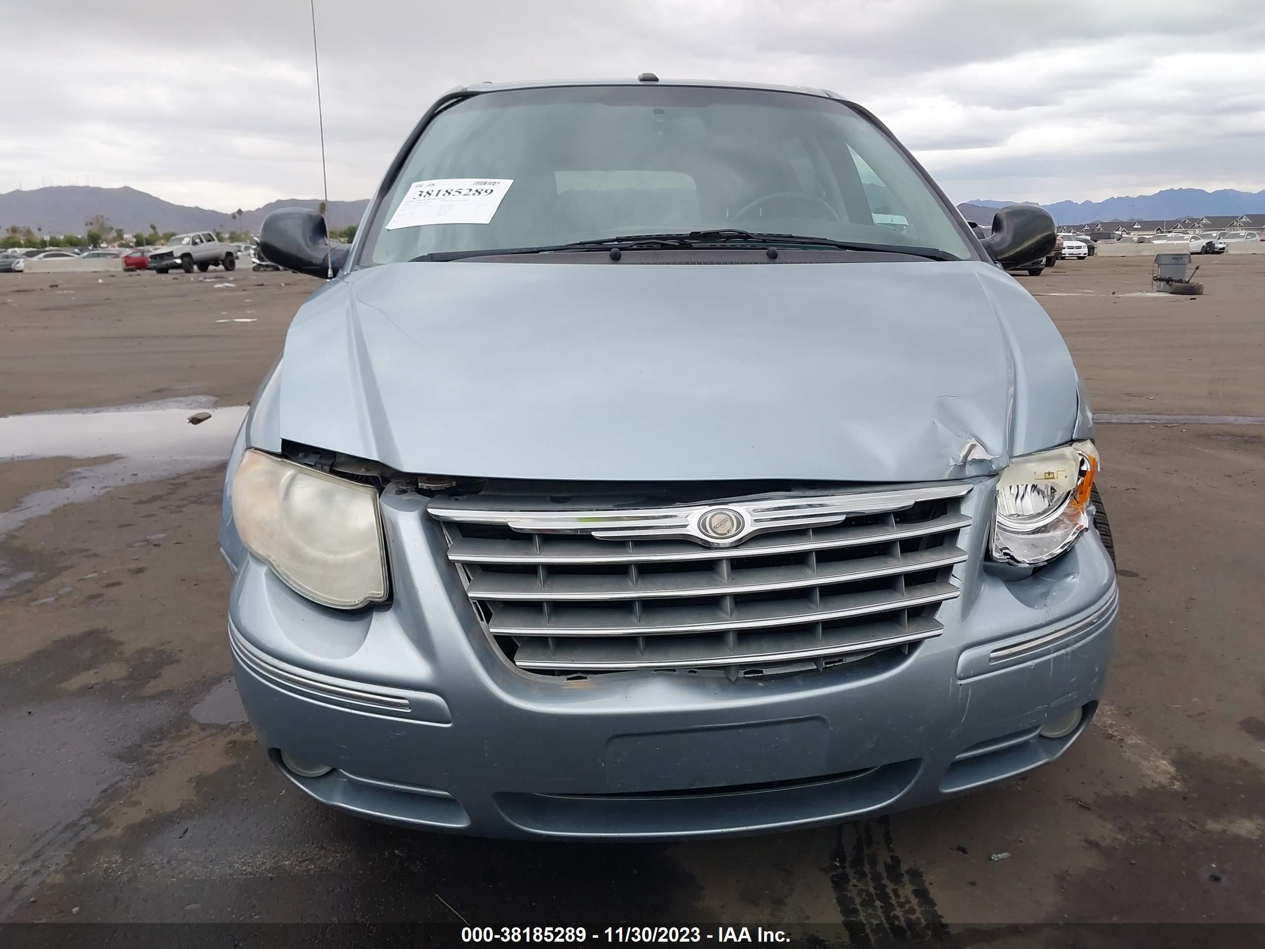 Photo 11 VIN: 2A8GP54L36R717995 - CHRYSLER TOWN & COUNTRY 