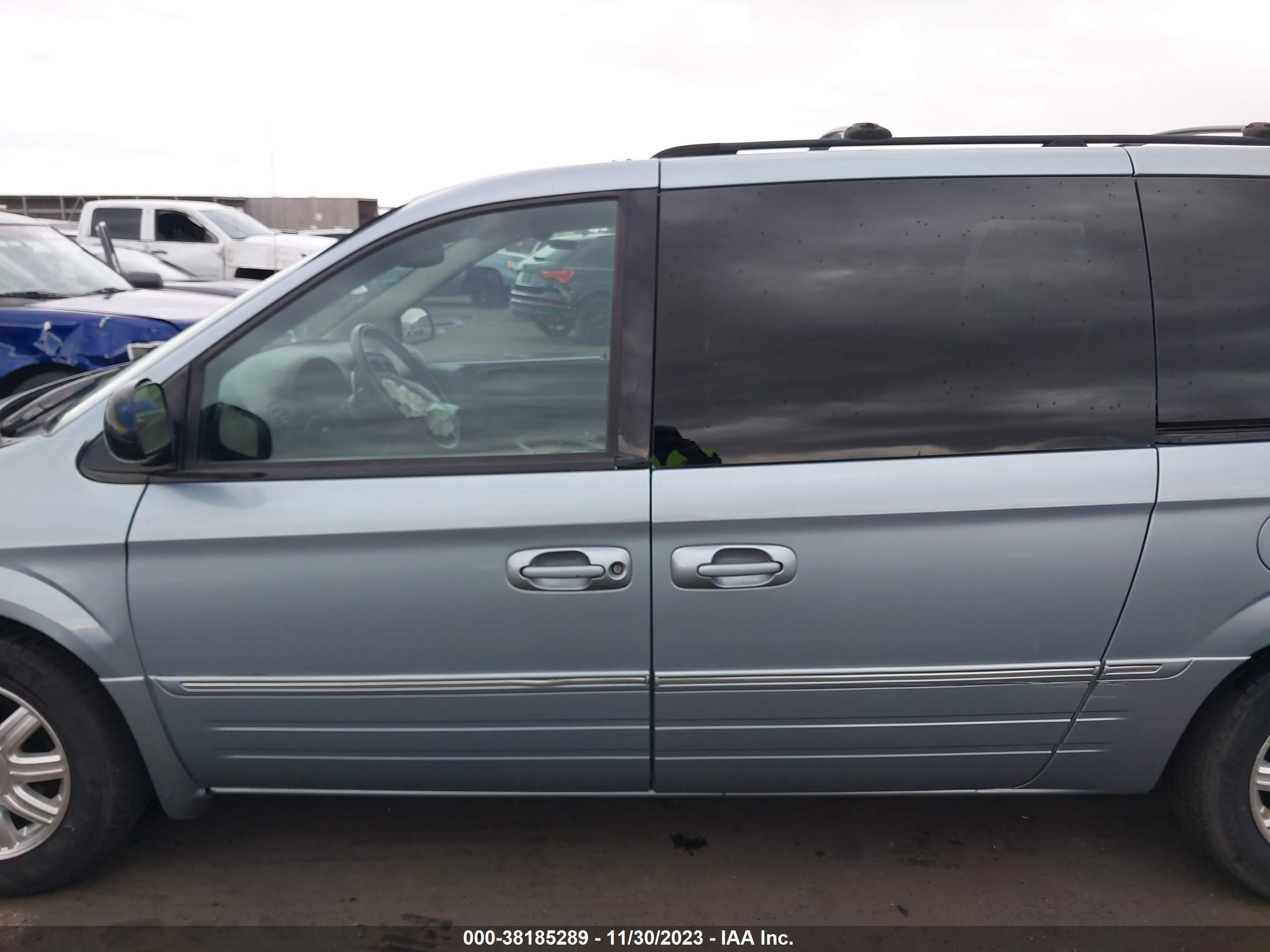 Photo 13 VIN: 2A8GP54L36R717995 - CHRYSLER TOWN & COUNTRY 