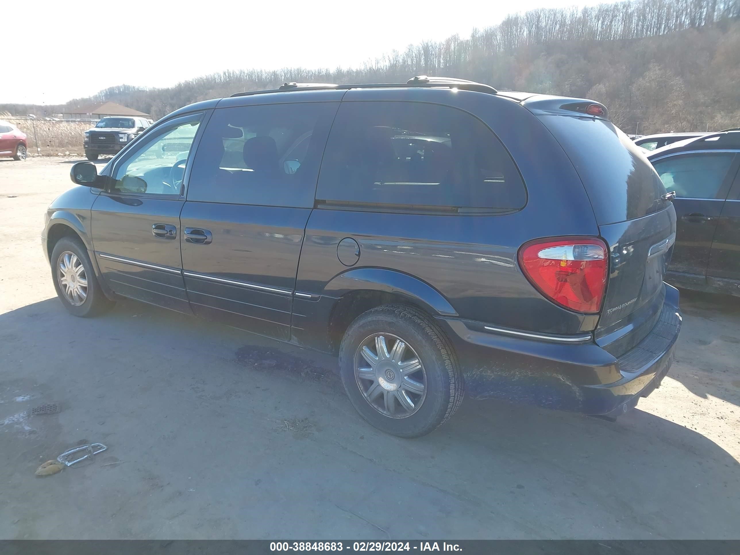 Photo 2 VIN: 2A8GP64L77R332902 - CHRYSLER TOWN & COUNTRY 