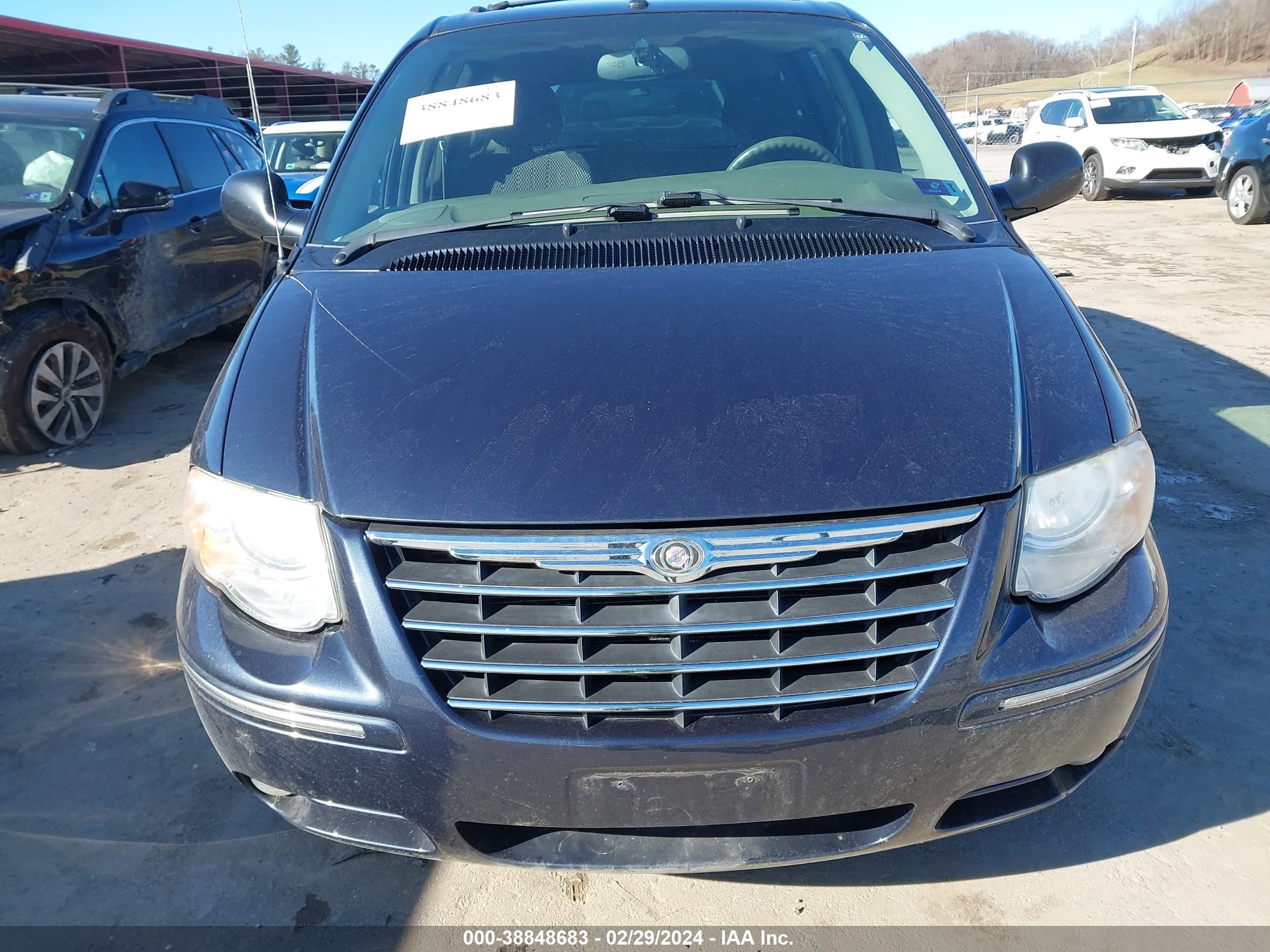 Photo 5 VIN: 2A8GP64L77R332902 - CHRYSLER TOWN & COUNTRY 