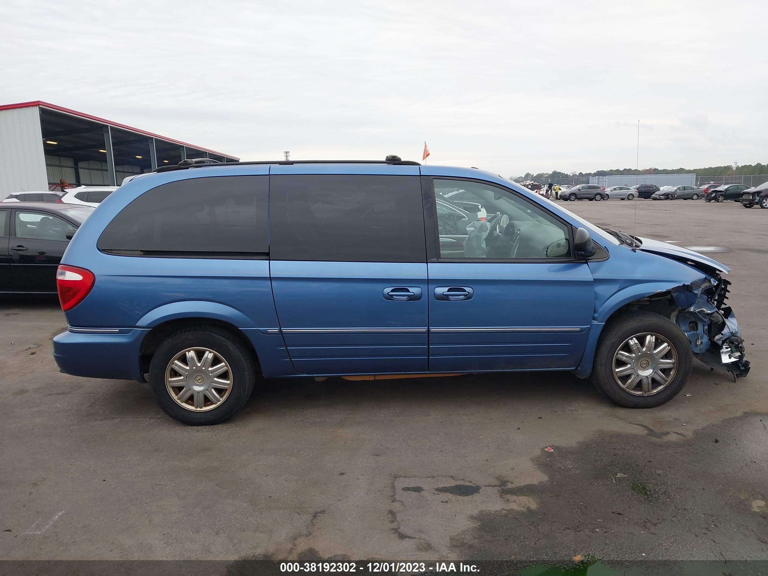 Photo 12 VIN: 2A8GP64LX7R294372 - CHRYSLER TOWN & COUNTRY 