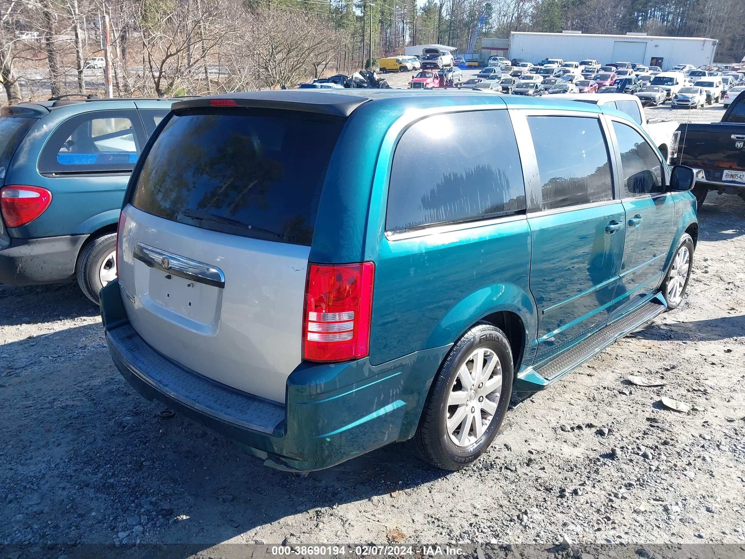 Photo 3 VIN: 2A8HR44E69R611460 - CHRYSLER TOWN & COUNTRY 