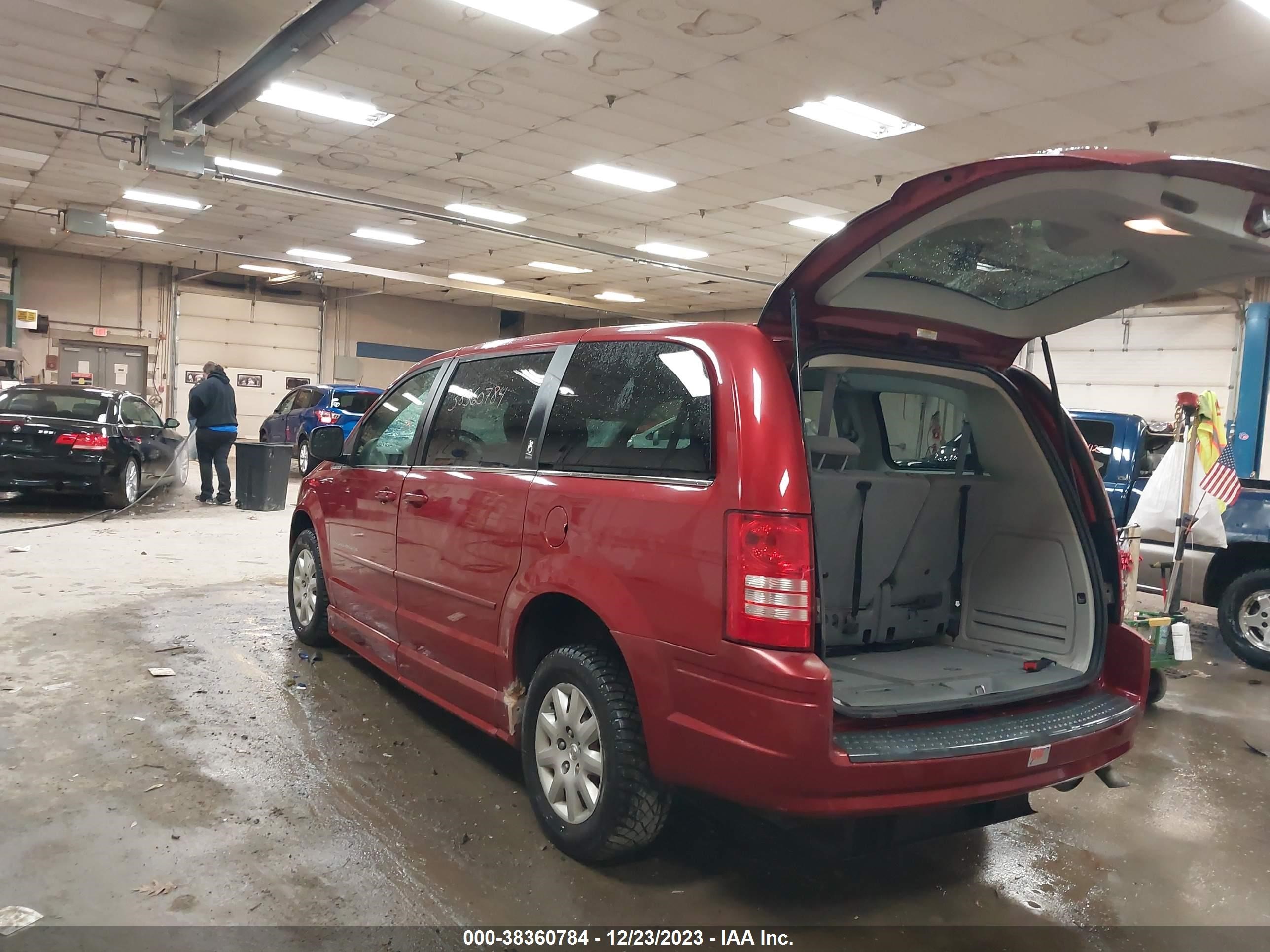 Photo 2 VIN: 2A8HR44E79R551723 - CHRYSLER TOWN & COUNTRY 