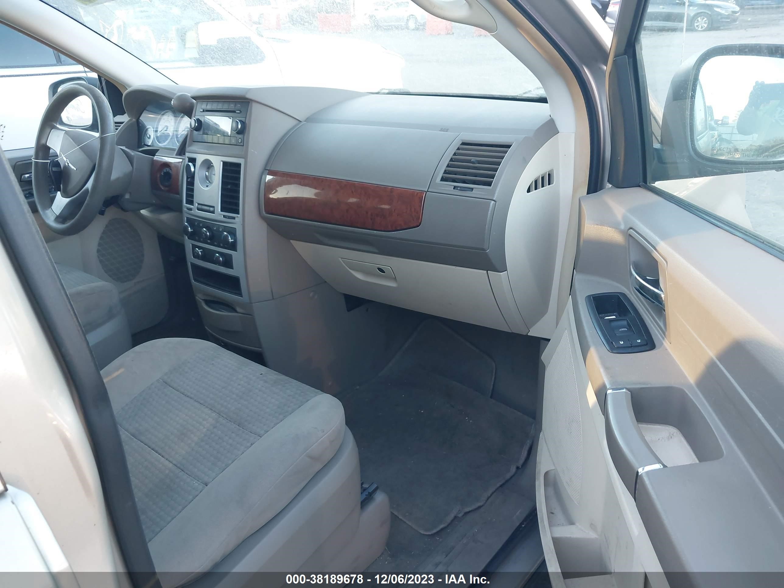 Photo 4 VIN: 2A8HR44E99R563596 - CHRYSLER TOWN & COUNTRY 