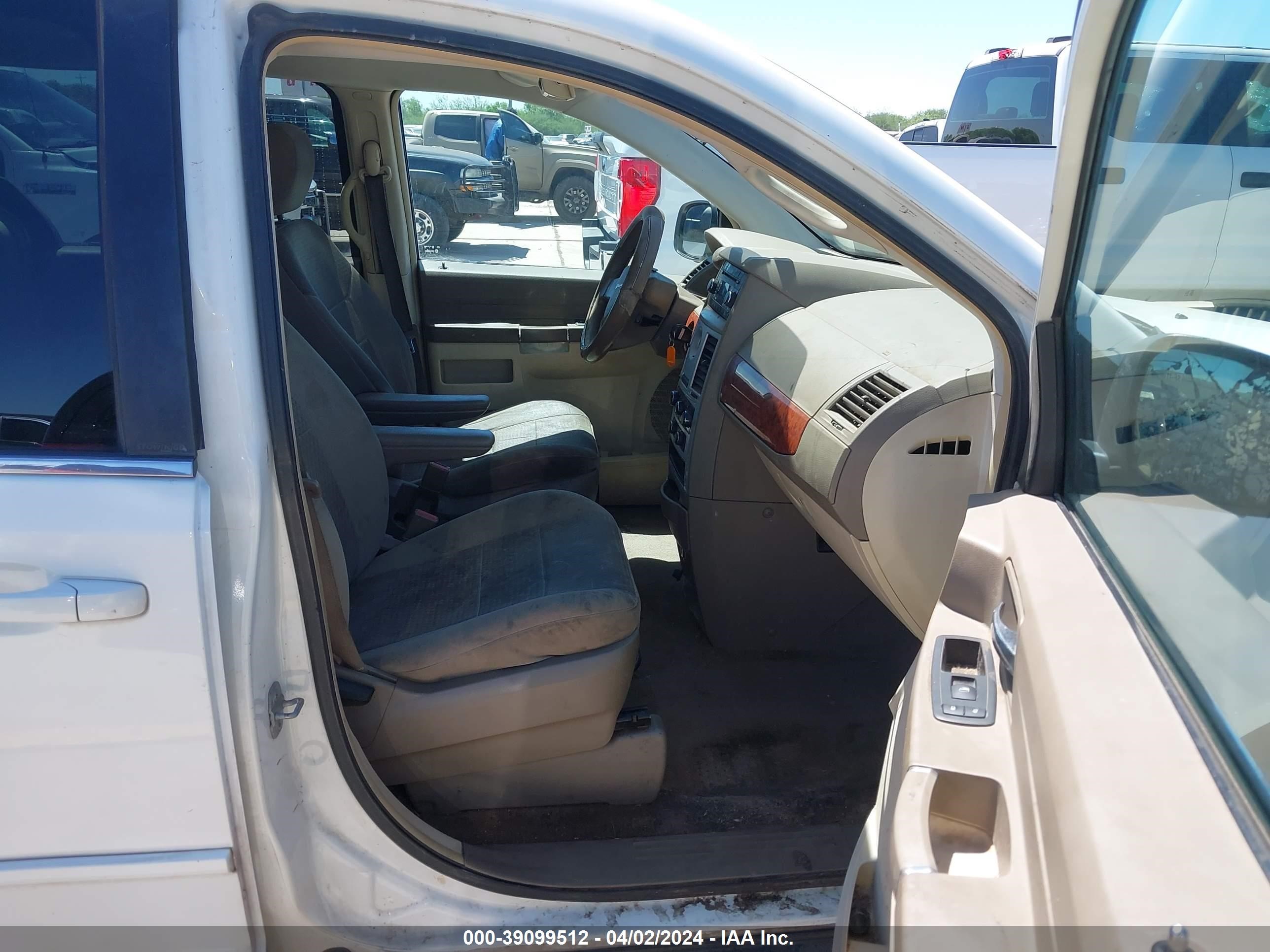 Photo 4 VIN: 2A8HR44EX9R617827 - CHRYSLER TOWN & COUNTRY 