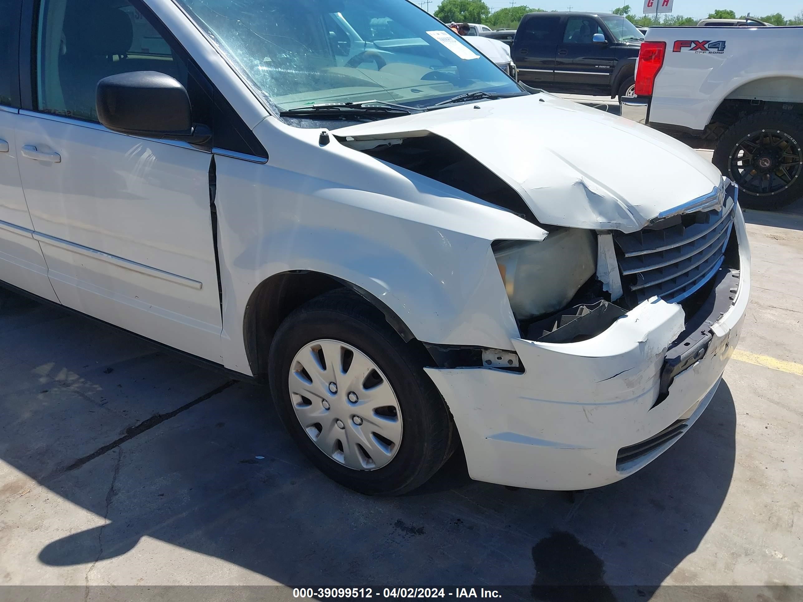 Photo 5 VIN: 2A8HR44EX9R617827 - CHRYSLER TOWN & COUNTRY 