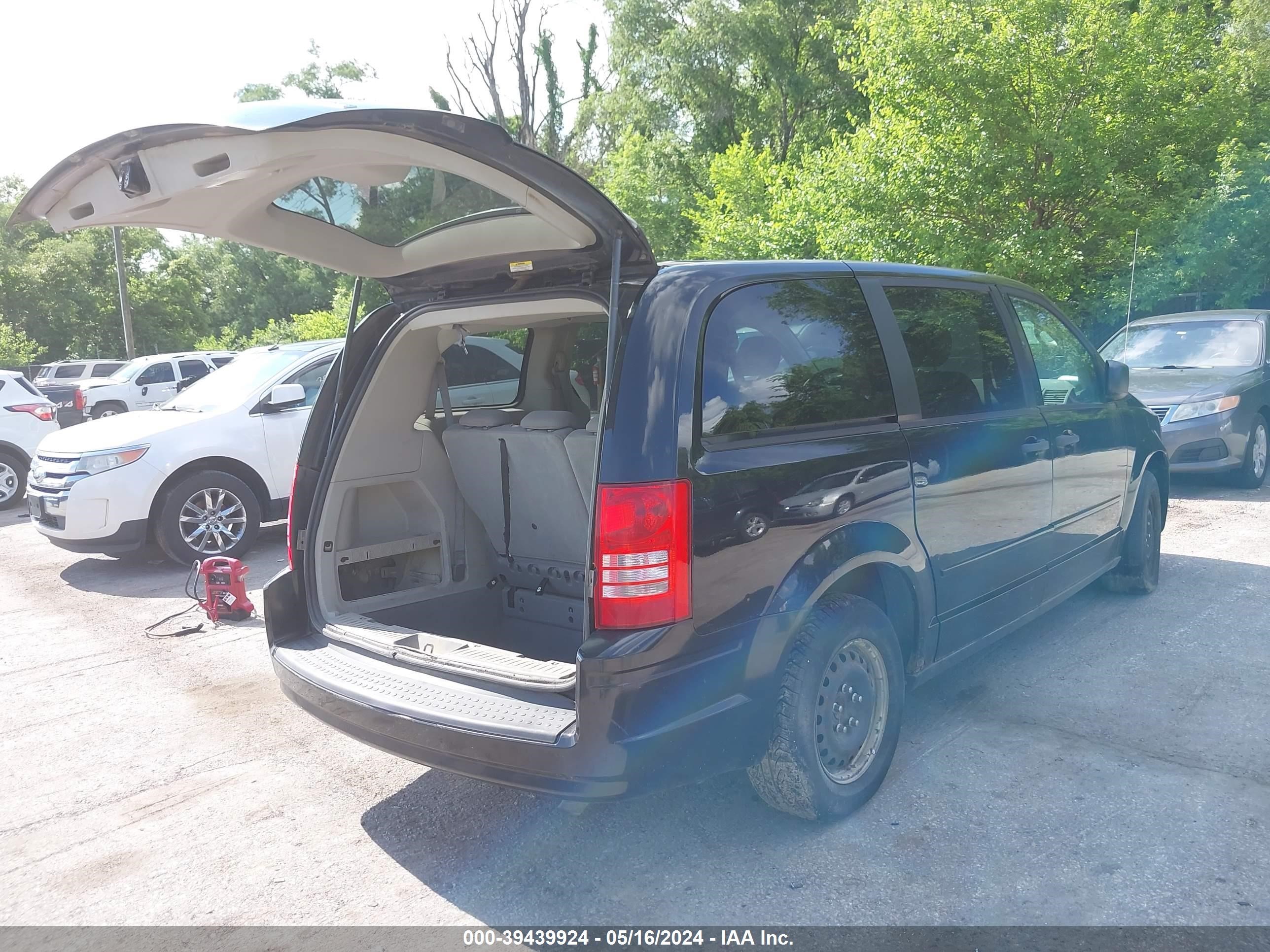 Photo 3 VIN: 2A8HR44H28R603316 - CHRYSLER TOWN & COUNTRY 