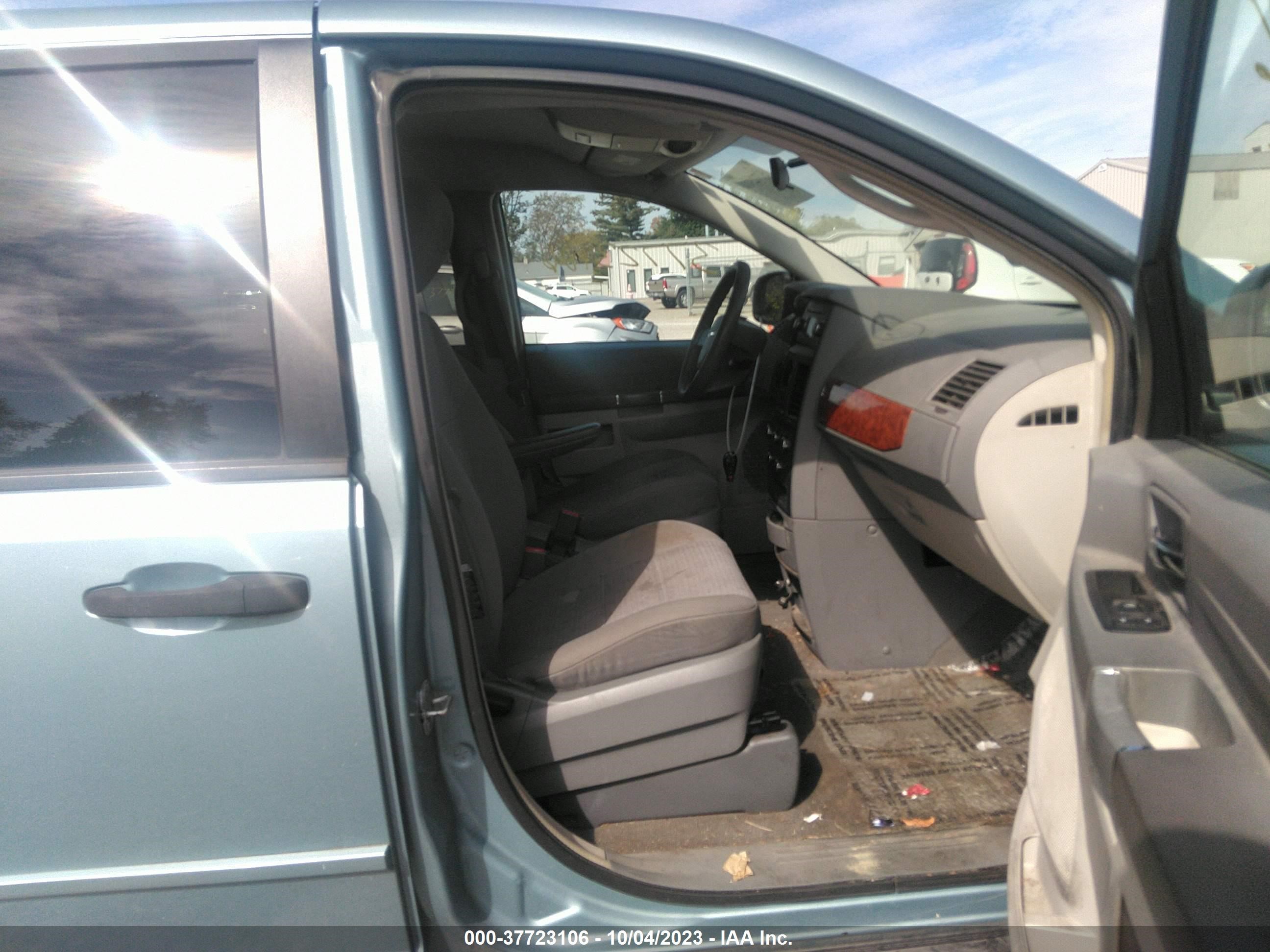 Photo 4 VIN: 2A8HR44H38R708009 - CHRYSLER TOWN & COUNTRY 