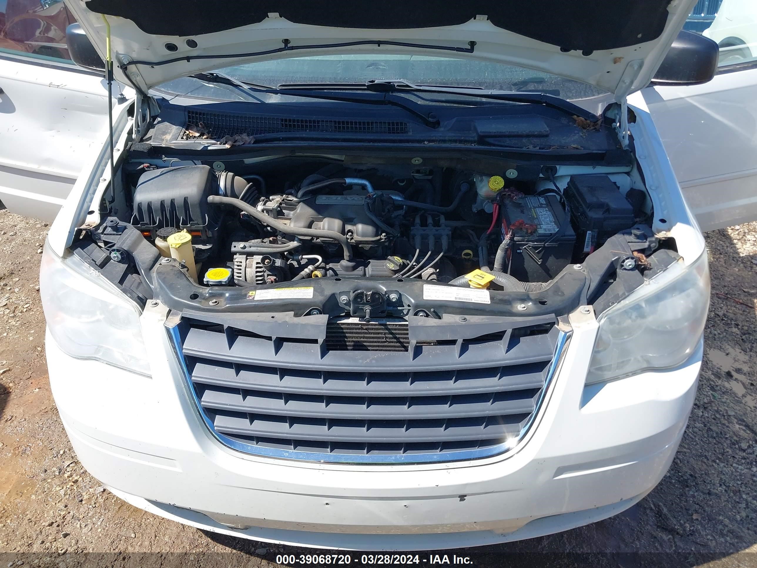 Photo 9 VIN: 2A8HR44H48R696517 - CHRYSLER TOWN & COUNTRY 