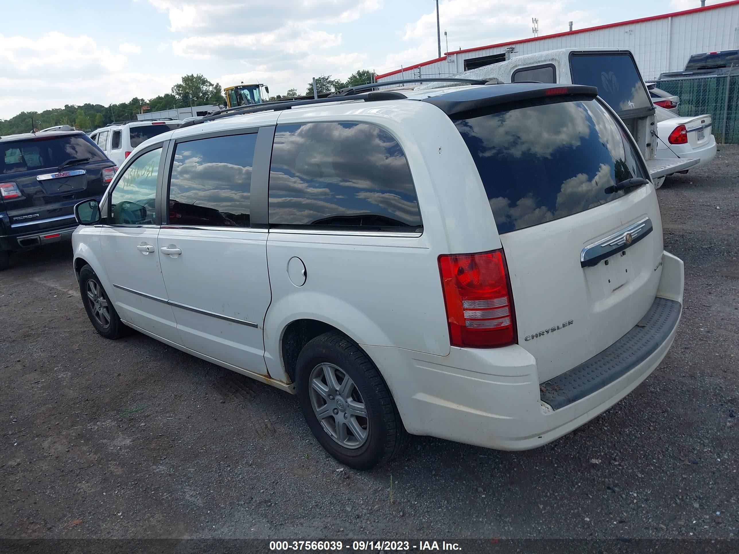 Photo 2 VIN: 2A8HR54109R626670 - CHRYSLER TOWN & COUNTRY 