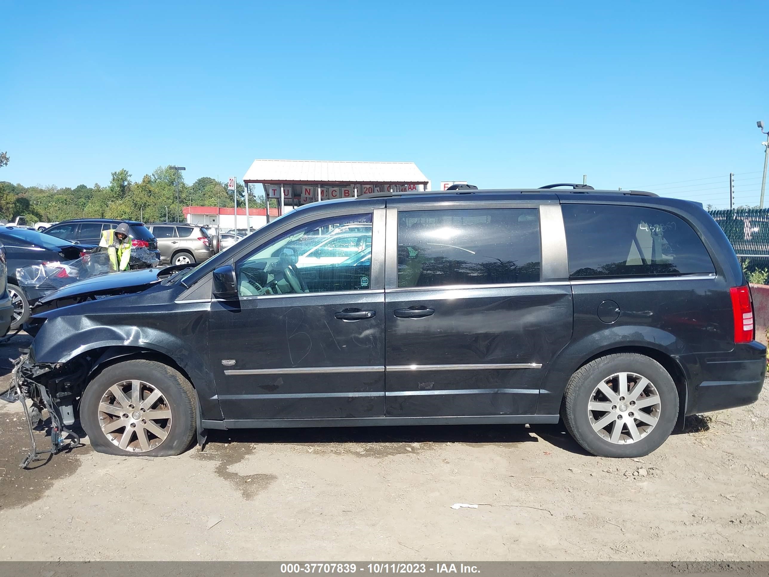 Photo 14 VIN: 2A8HR54119R640027 - CHRYSLER TOWN & COUNTRY 