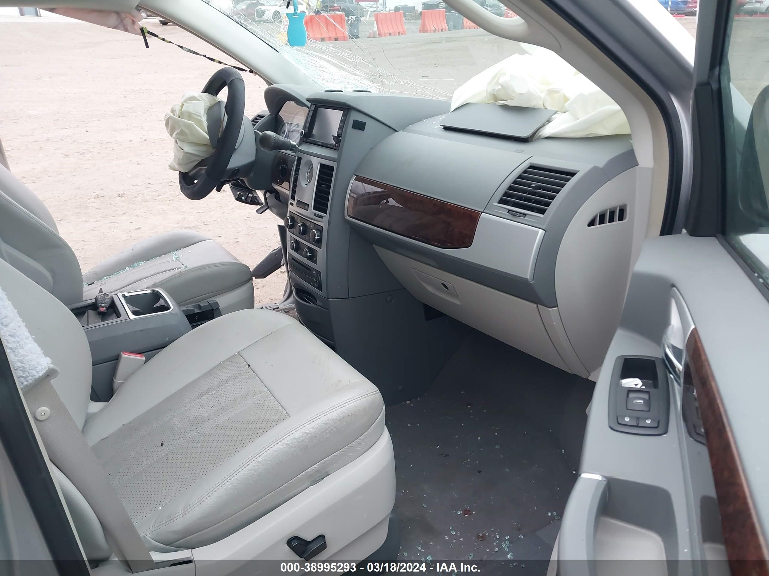 Photo 4 VIN: 2A8HR54119R676462 - CHRYSLER TOWN & COUNTRY 