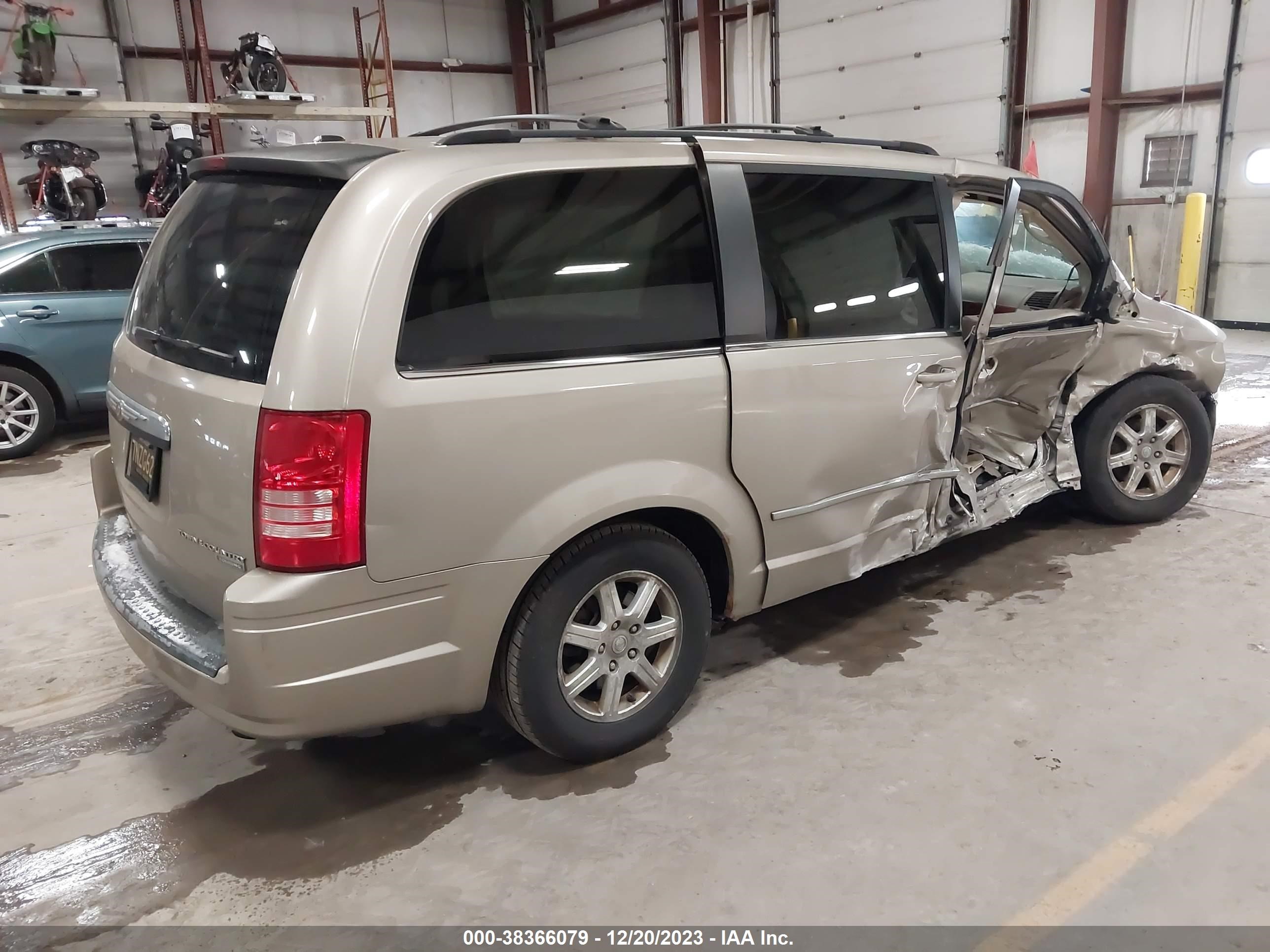 Photo 3 VIN: 2A8HR54139R604193 - CHRYSLER TOWN & COUNTRY 