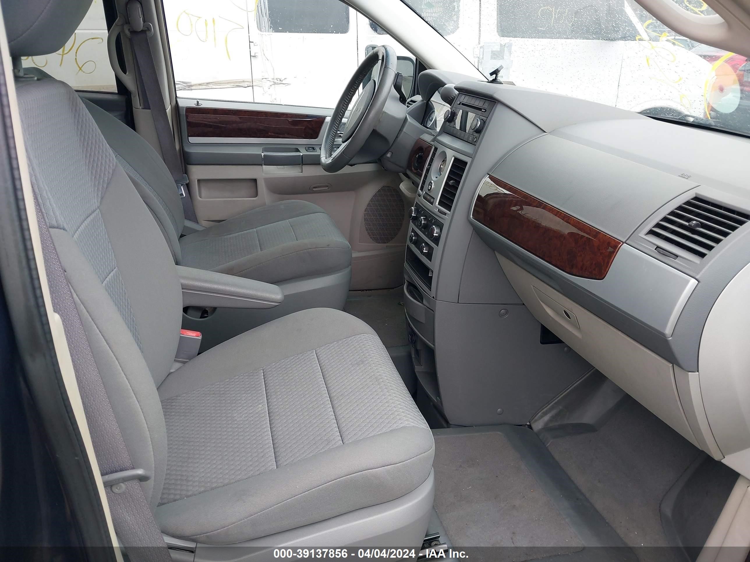 Photo 4 VIN: 2A8HR54139R675006 - CHRYSLER TOWN & COUNTRY 