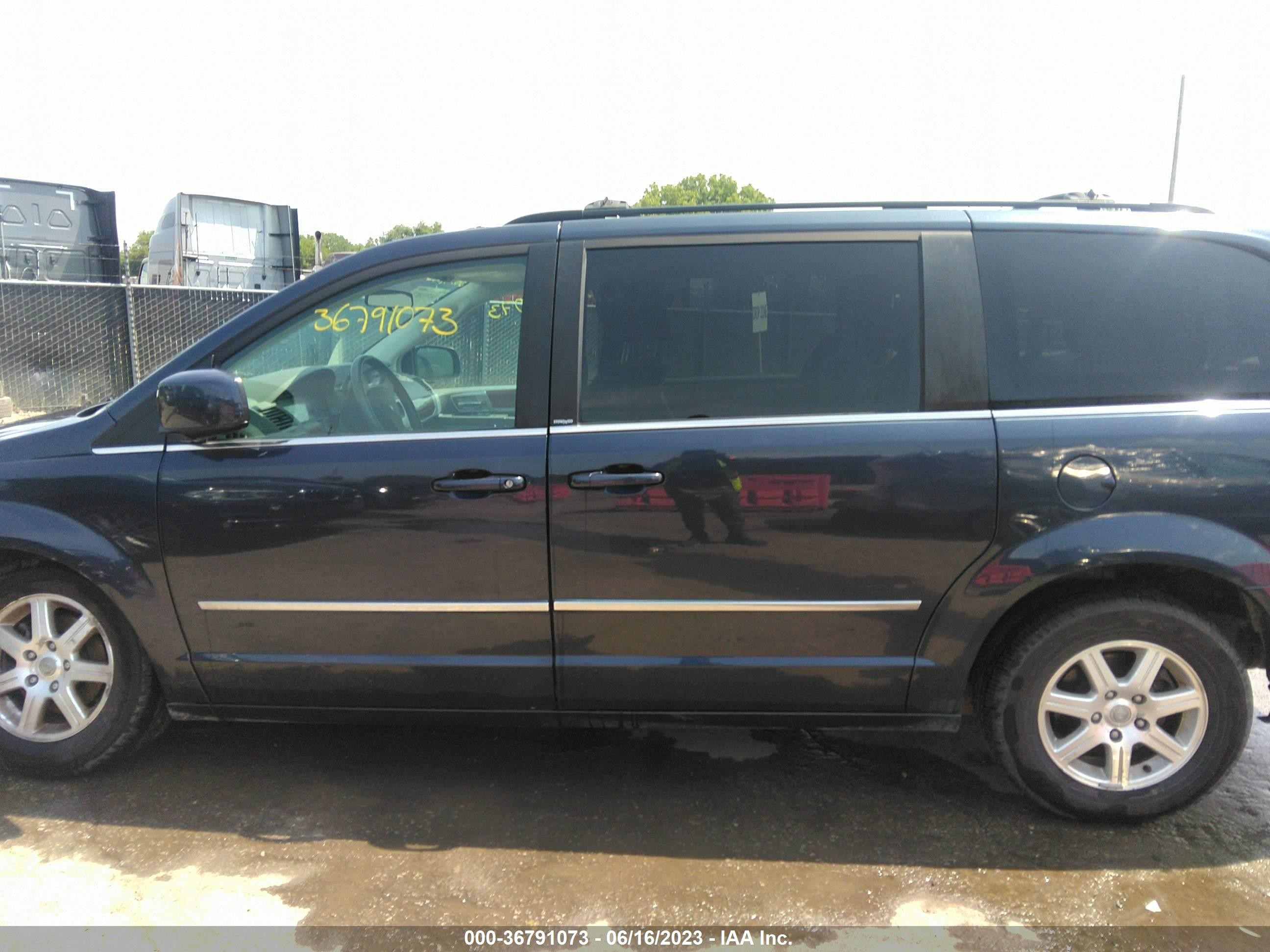 Photo 13 VIN: 2A8HR54159R525298 - CHRYSLER TOWN & COUNTRY 