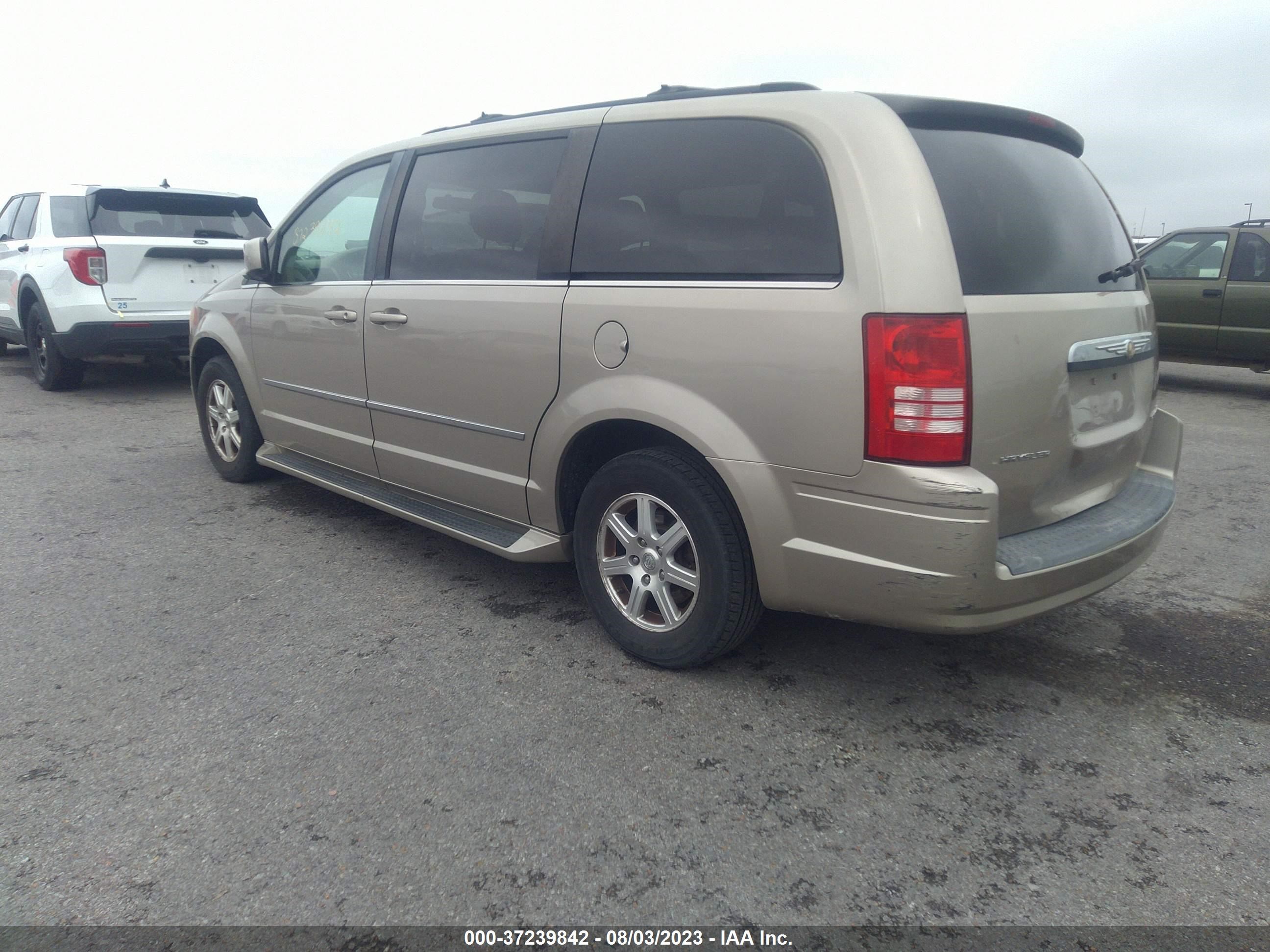 Photo 2 VIN: 2A8HR54189R653857 - CHRYSLER TOWN & COUNTRY 