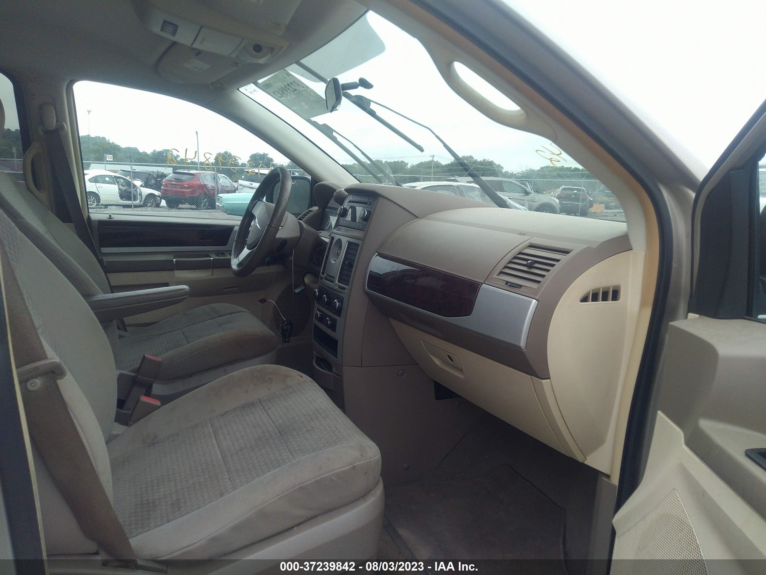 Photo 4 VIN: 2A8HR54189R653857 - CHRYSLER TOWN & COUNTRY 