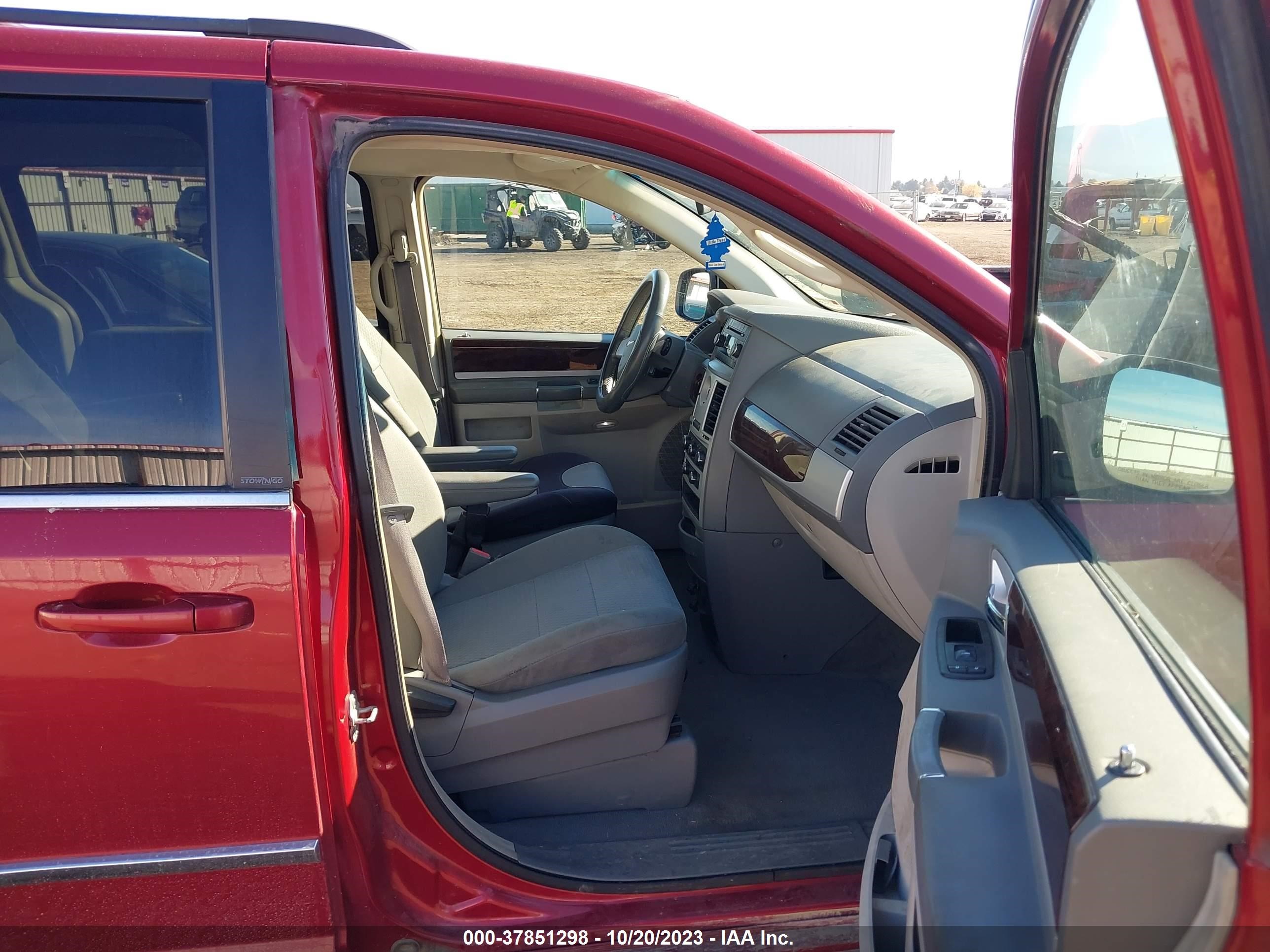 Photo 4 VIN: 2A8HR54189R663787 - CHRYSLER TOWN & COUNTRY 