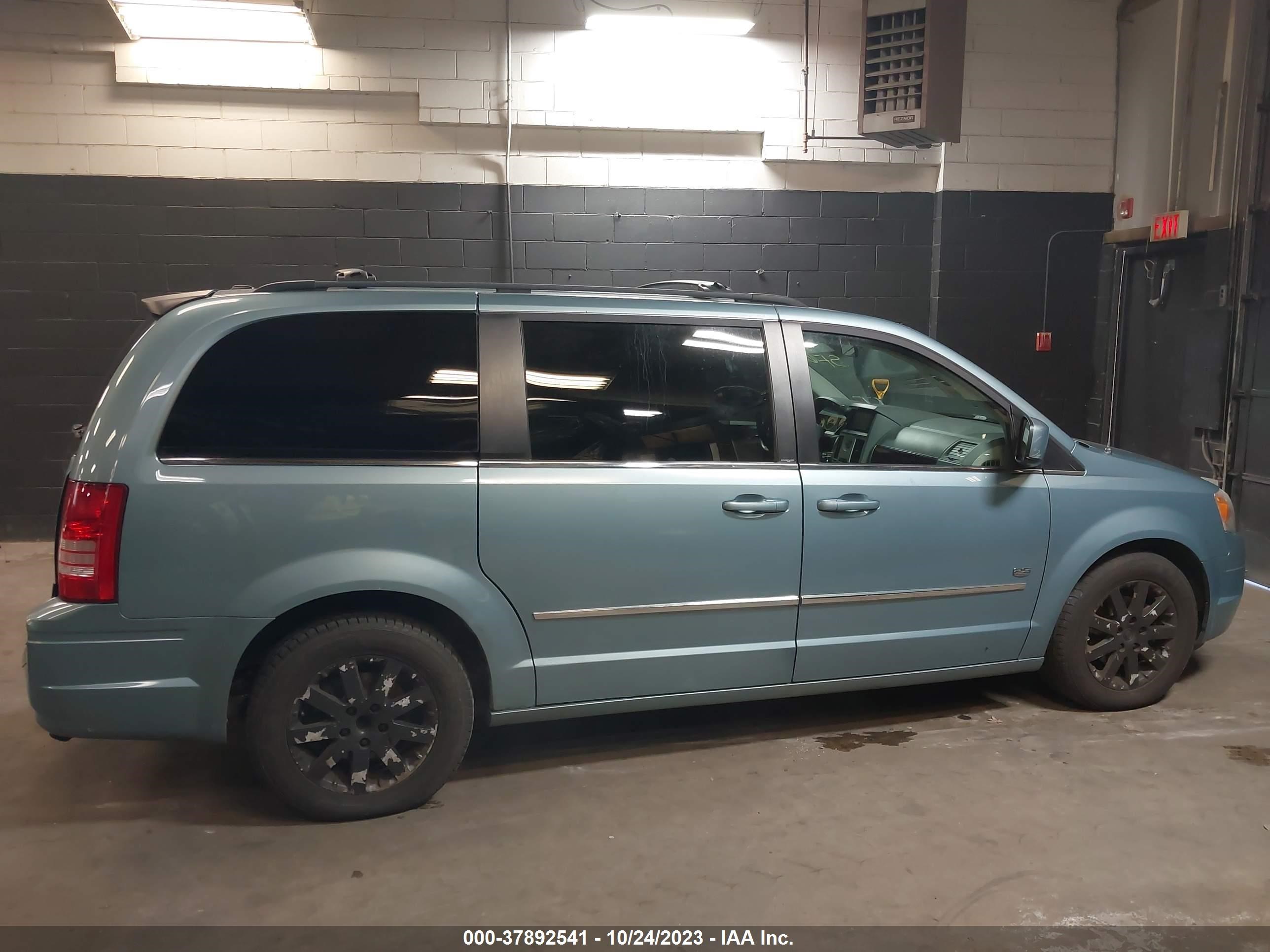 Photo 12 VIN: 2A8HR54189R676555 - CHRYSLER TOWN & COUNTRY 