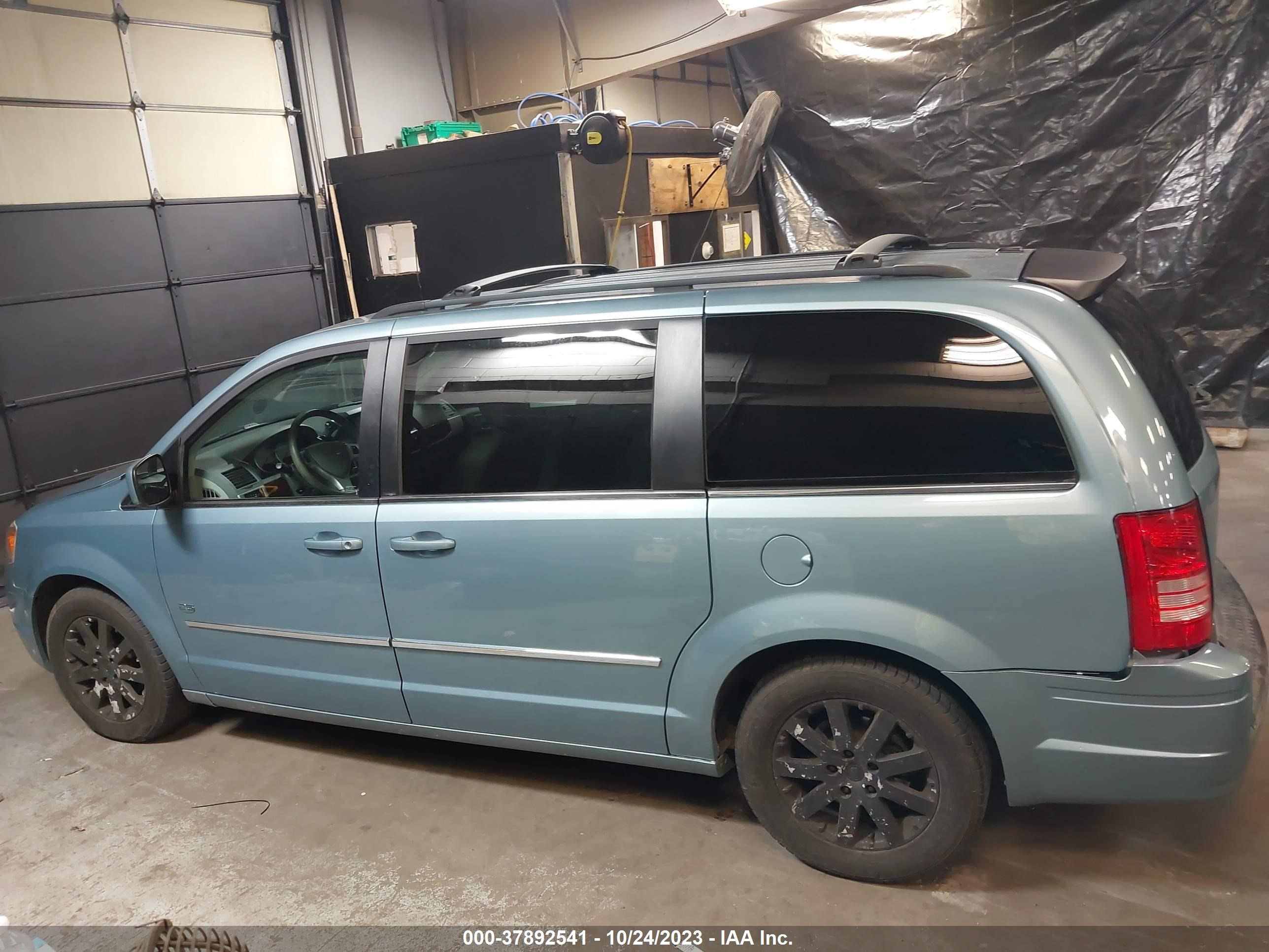 Photo 13 VIN: 2A8HR54189R676555 - CHRYSLER TOWN & COUNTRY 