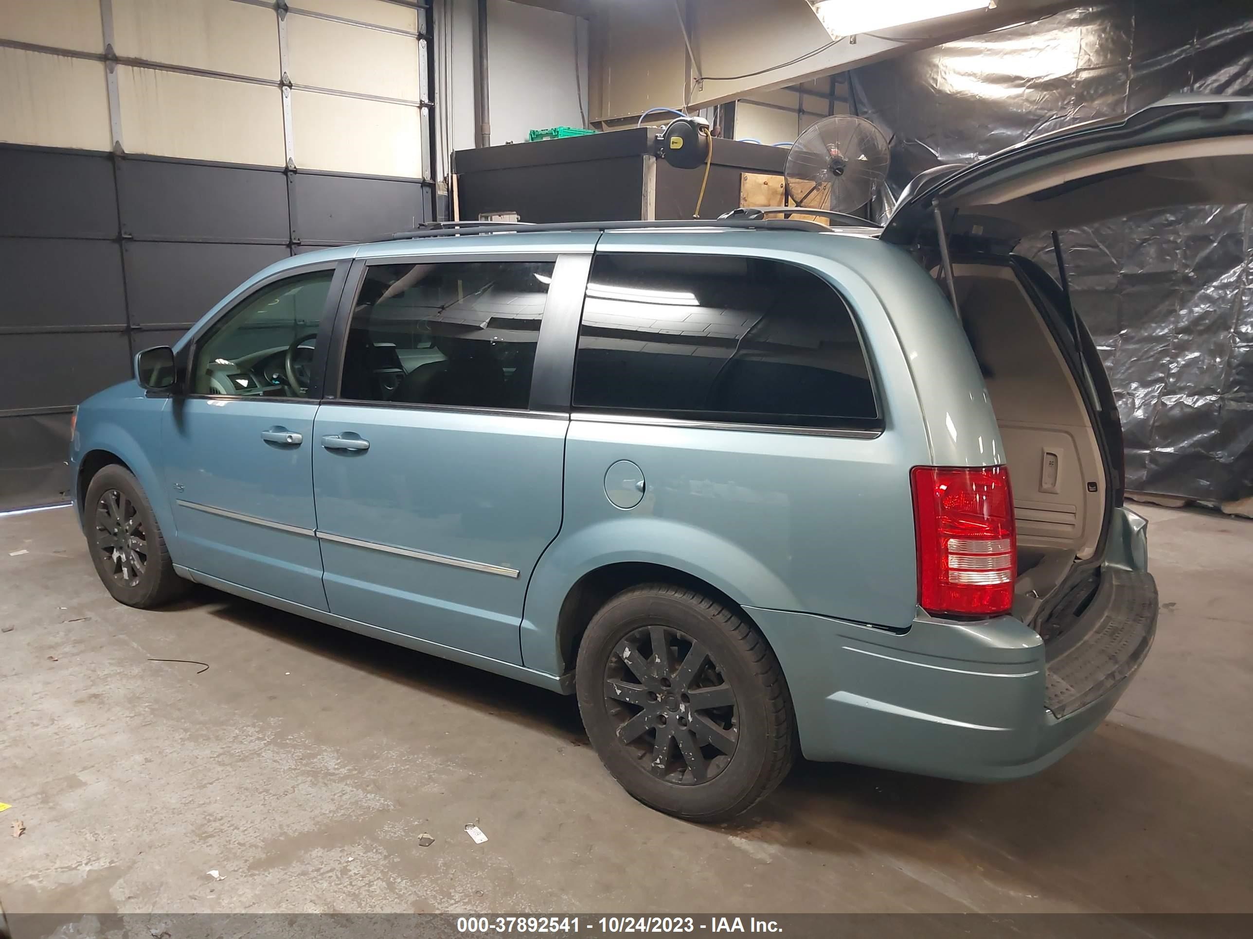 Photo 2 VIN: 2A8HR54189R676555 - CHRYSLER TOWN & COUNTRY 