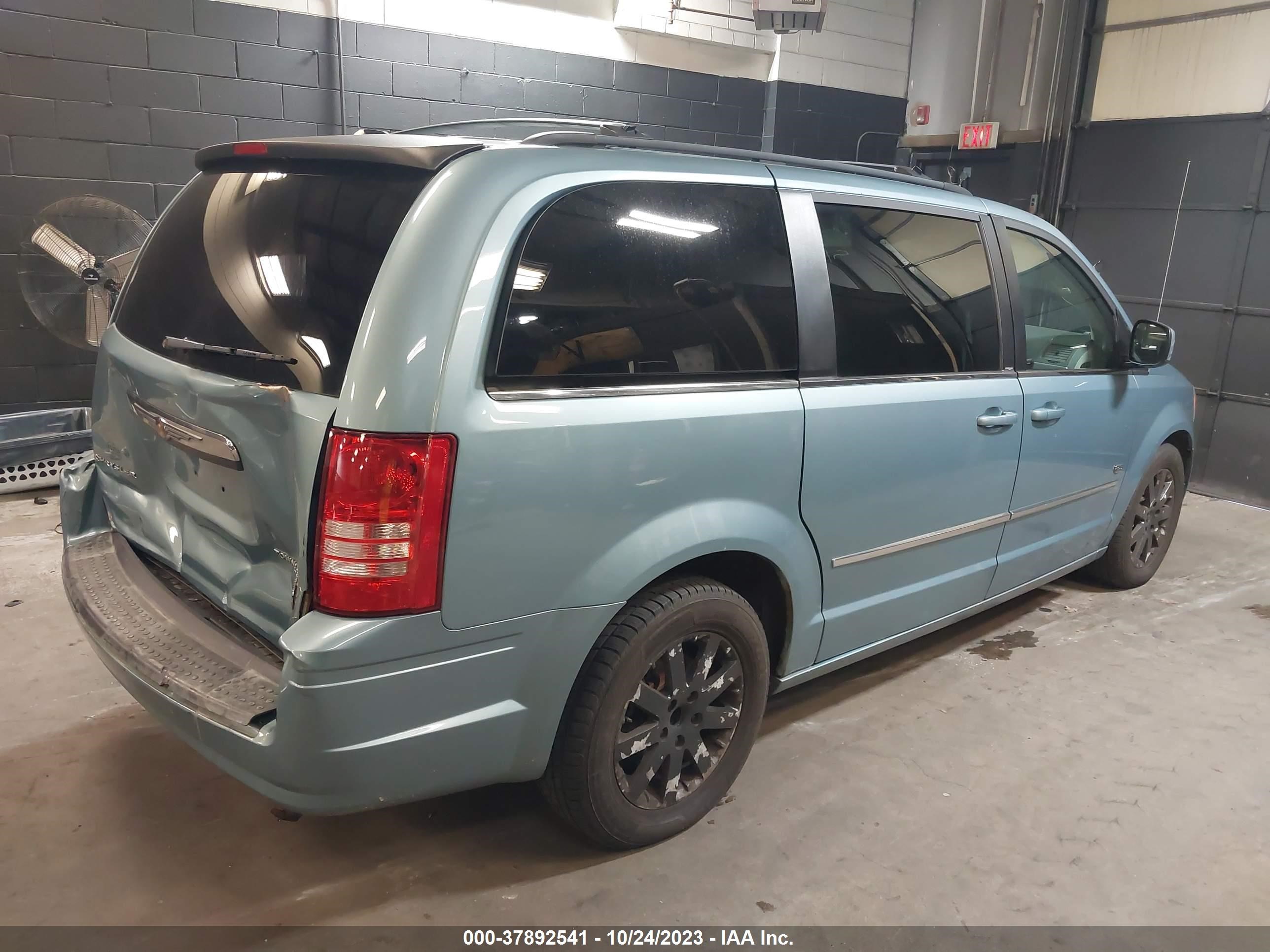 Photo 3 VIN: 2A8HR54189R676555 - CHRYSLER TOWN & COUNTRY 