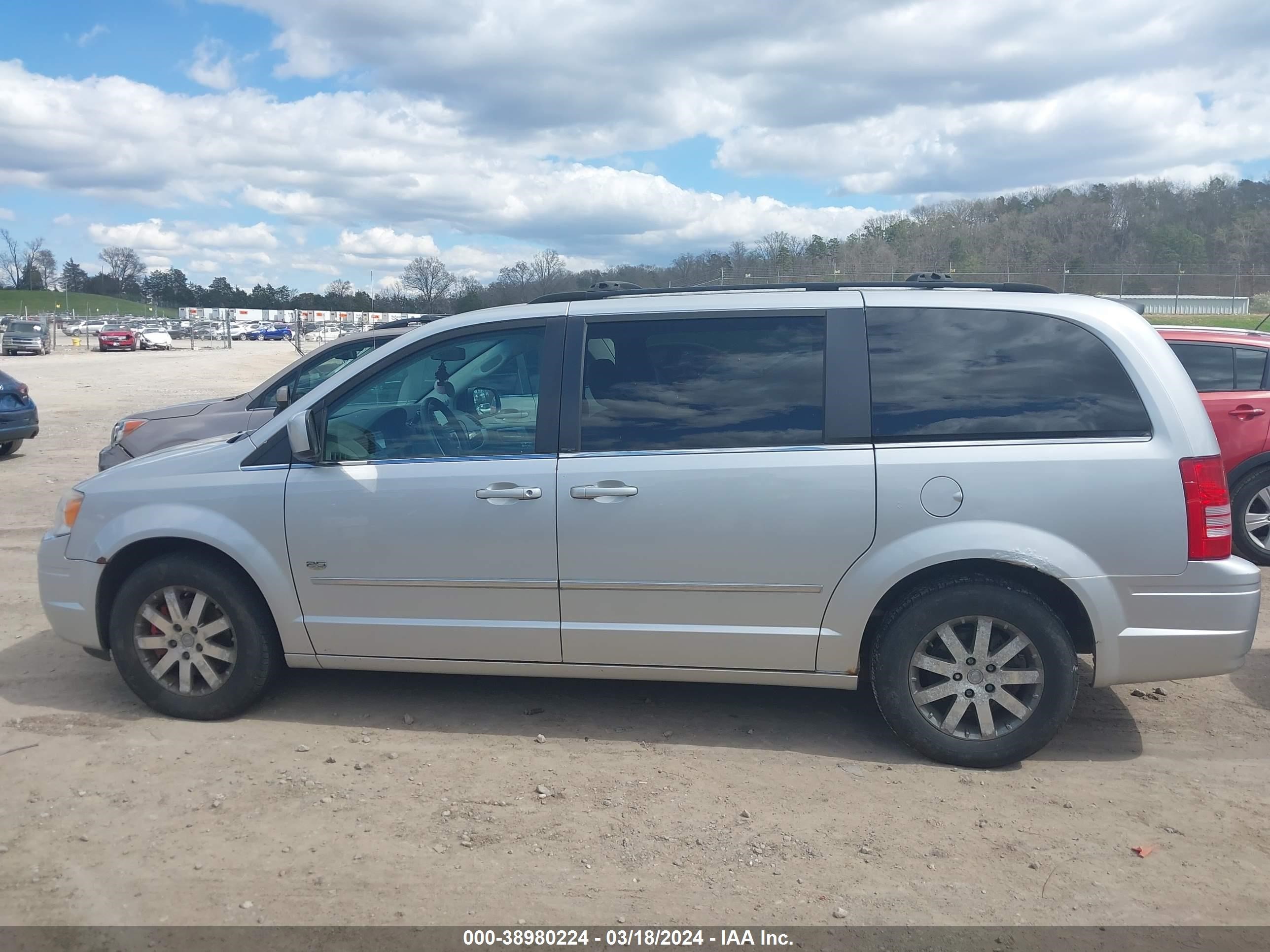 Photo 13 VIN: 2A8HR54199R642480 - CHRYSLER TOWN & COUNTRY 