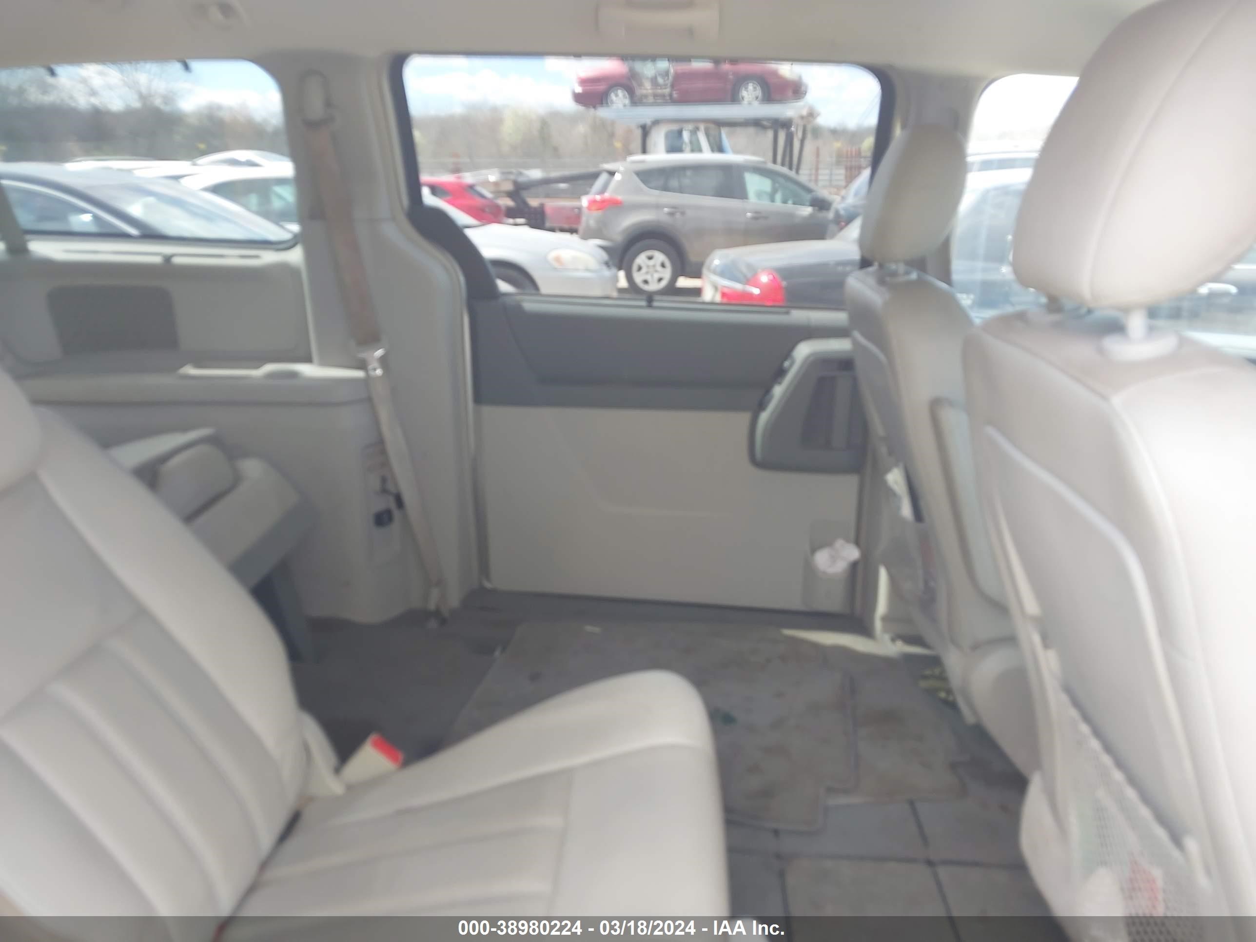 Photo 7 VIN: 2A8HR54199R642480 - CHRYSLER TOWN & COUNTRY 