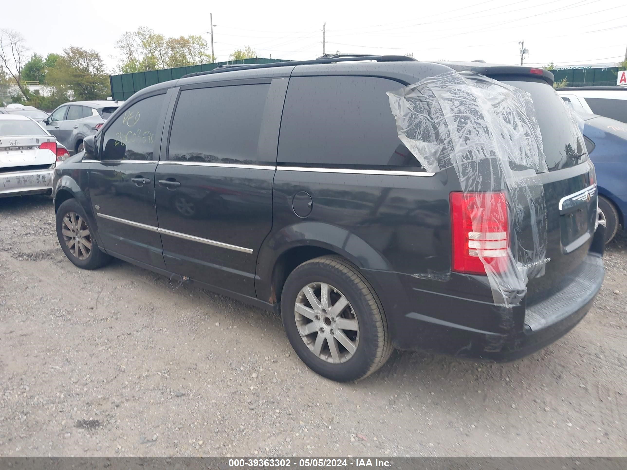 Photo 2 VIN: 2A8HR54199R675284 - CHRYSLER TOWN & COUNTRY 