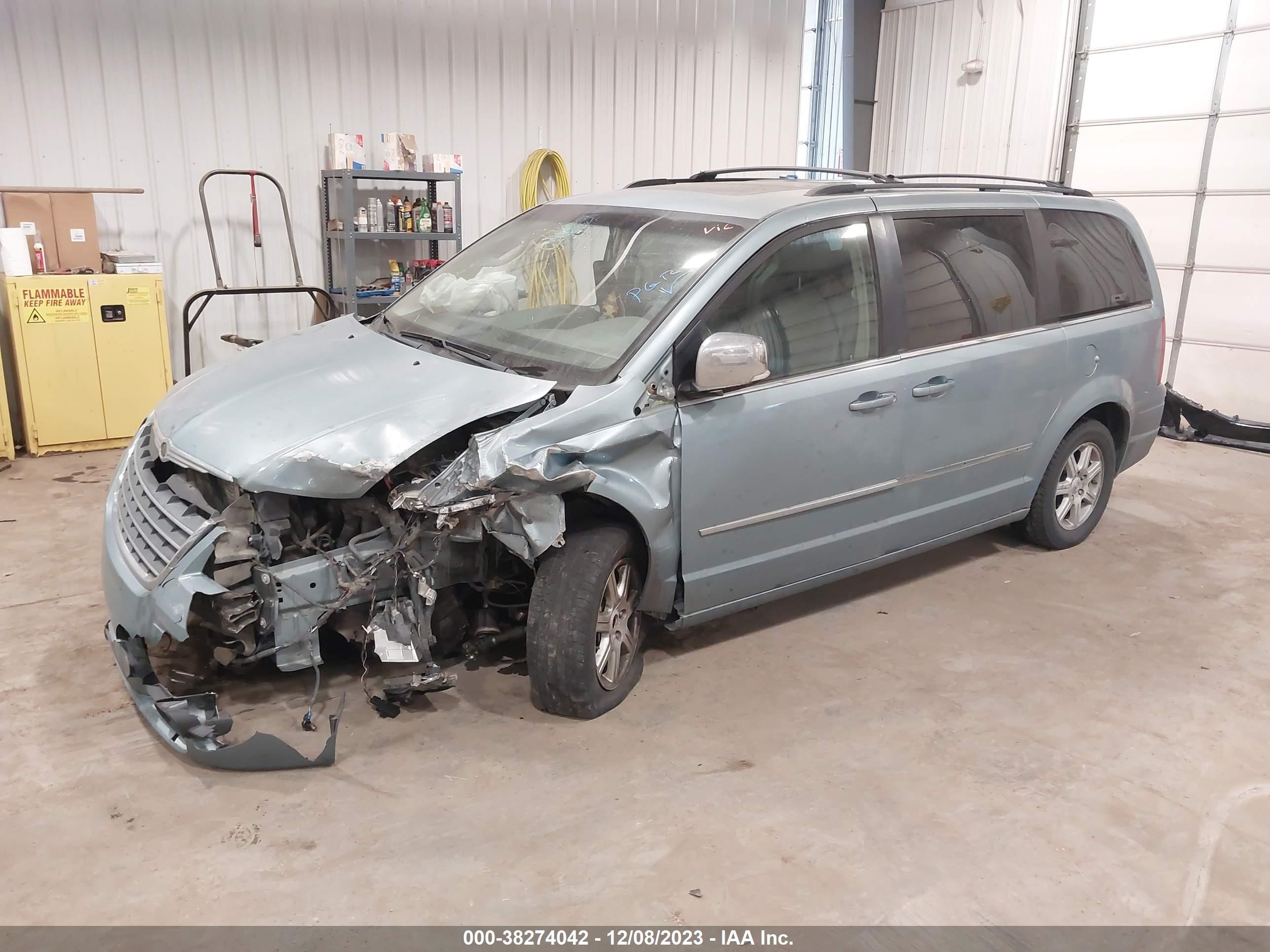 Photo 1 VIN: 2A8HR541X9R527550 - CHRYSLER TOWN & COUNTRY 