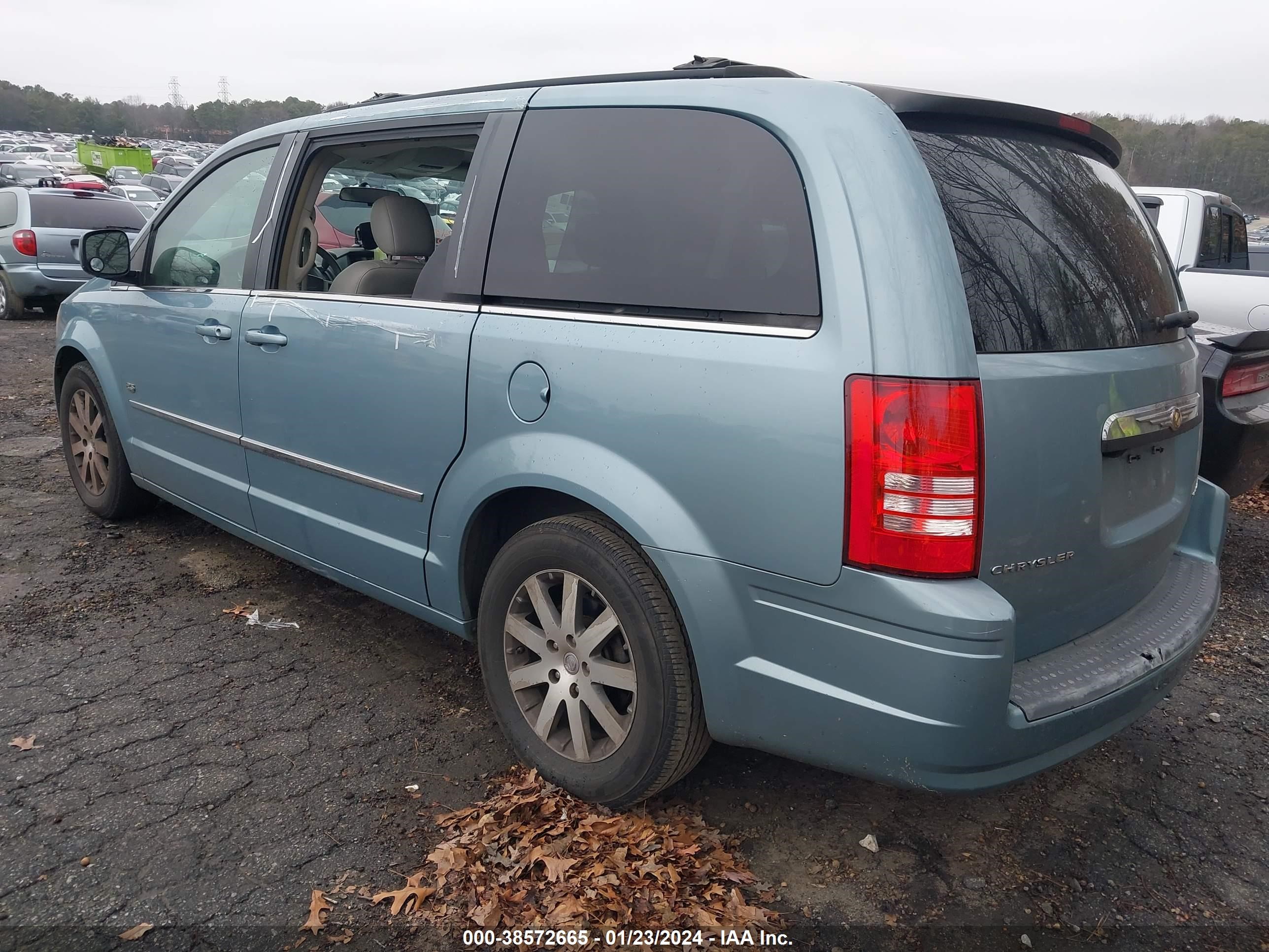 Photo 2 VIN: 2A8HR541X9R649051 - CHRYSLER TOWN & COUNTRY 