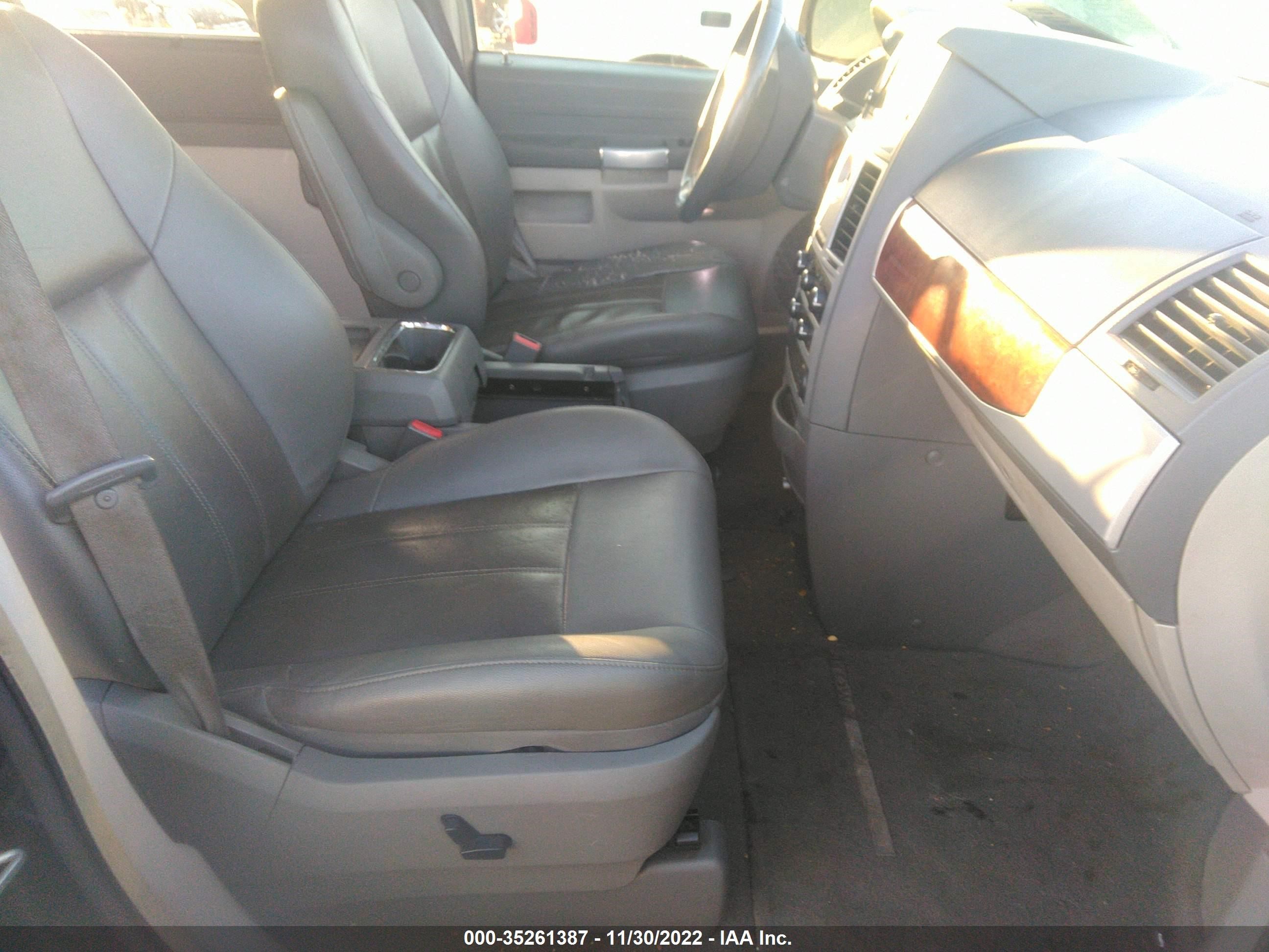 Photo 4 VIN: 2A8HR54P08R787538 - CHRYSLER TOWN & COUNTRY 