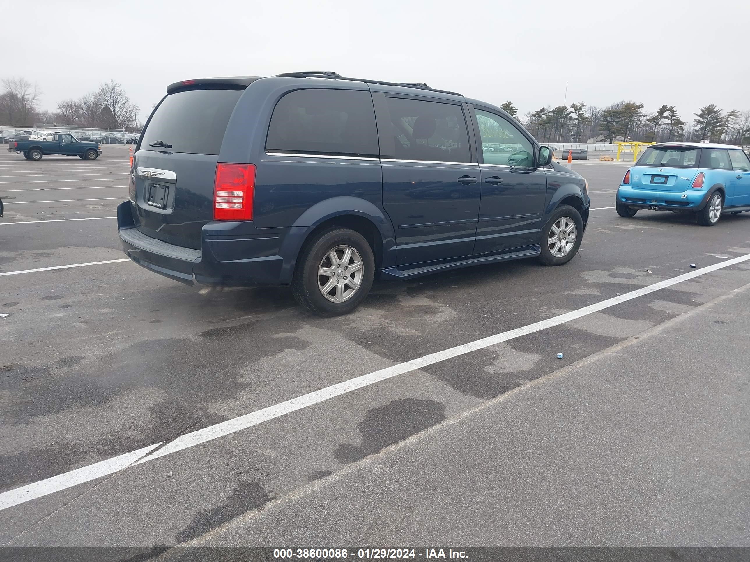 Photo 3 VIN: 2A8HR54P18R610688 - CHRYSLER TOWN & COUNTRY 