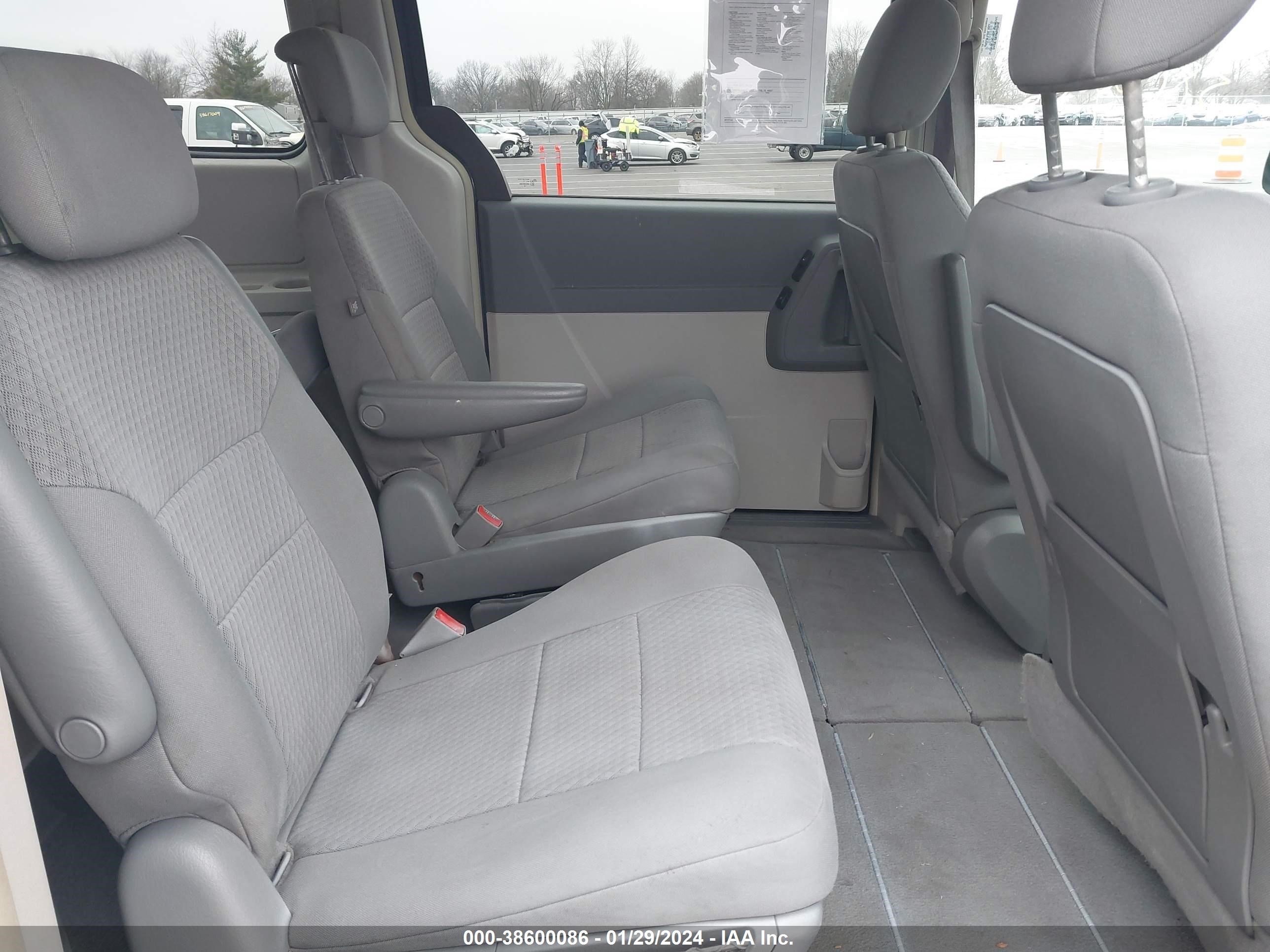 Photo 7 VIN: 2A8HR54P18R610688 - CHRYSLER TOWN & COUNTRY 