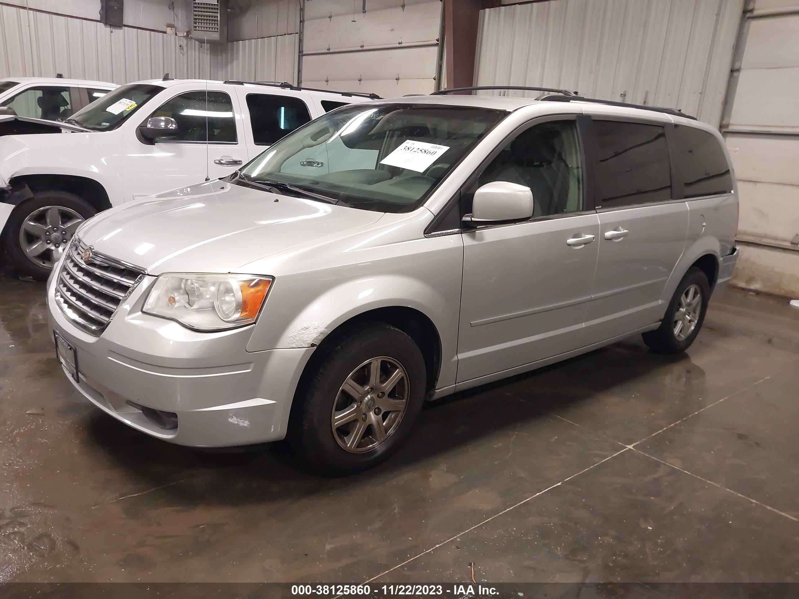 Photo 1 VIN: 2A8HR54P18R637213 - CHRYSLER TOWN & COUNTRY 