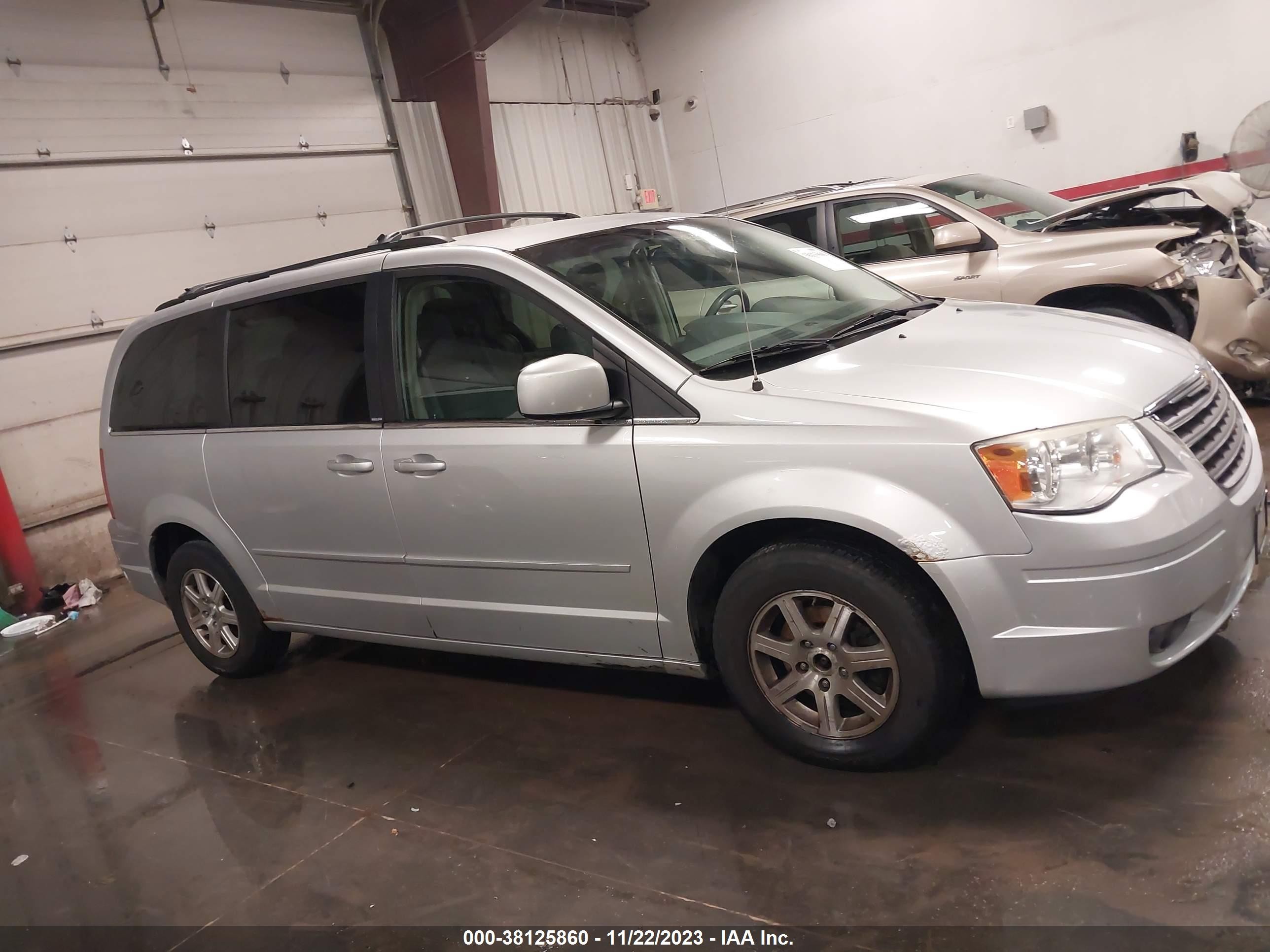 Photo 13 VIN: 2A8HR54P18R637213 - CHRYSLER TOWN & COUNTRY 